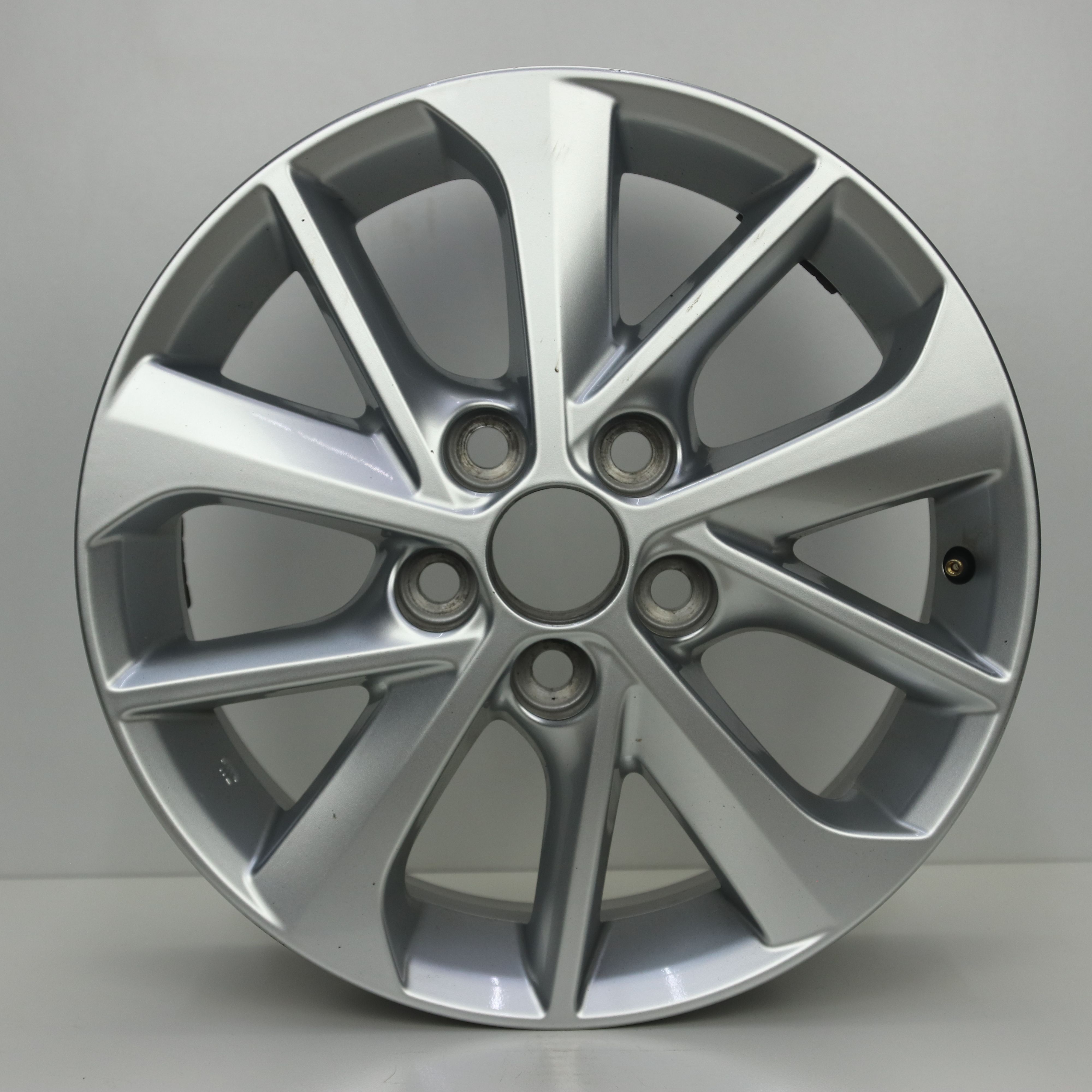 OS1007967 Originele 16 inch lichtmetalen Toyota velgen 6.50X16 5X114.3 ET45.0 NB60.10 Zilver