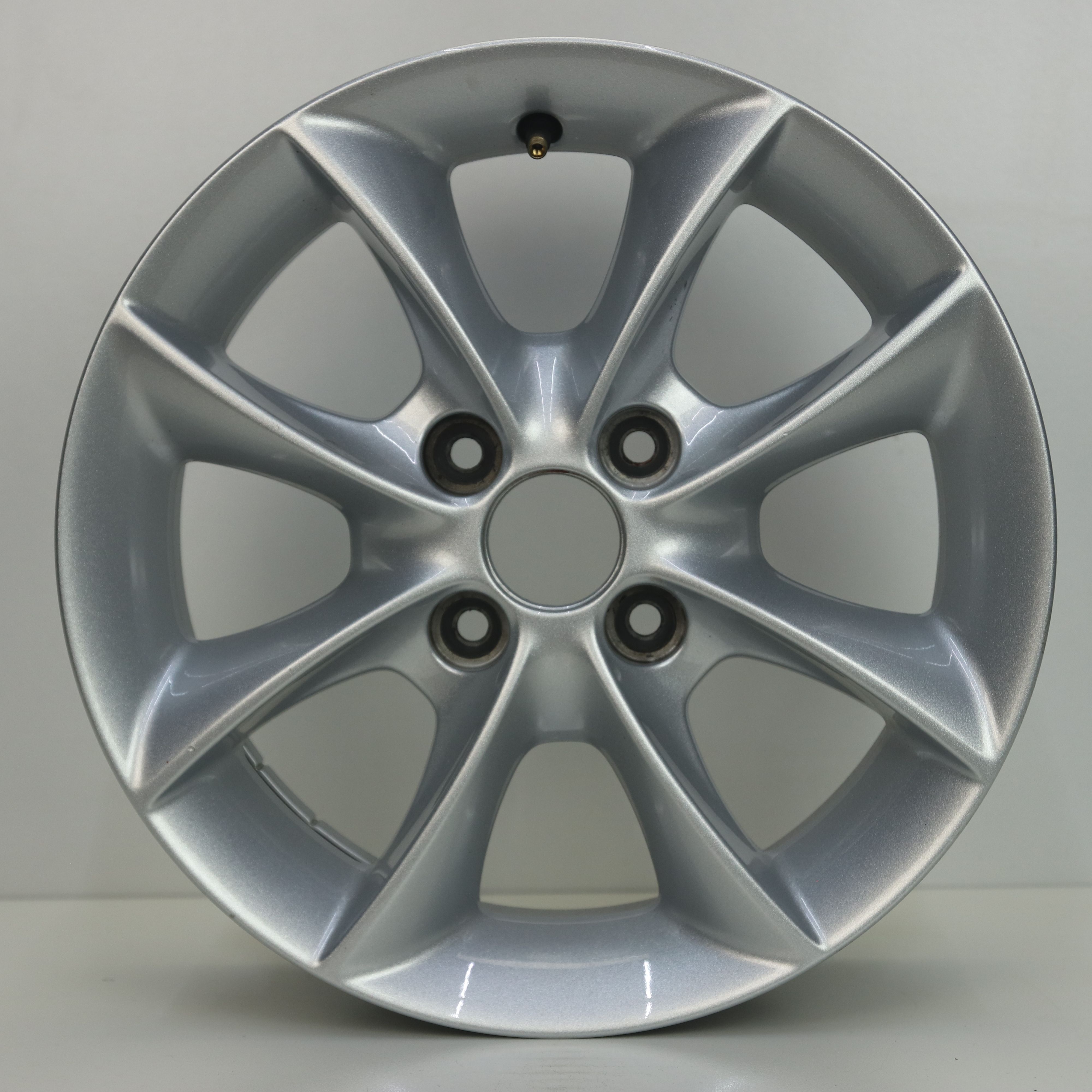 IN1003036 Originele 14 inch lichtmetalen Ford KA velgen 5.50X14 4X98 ET35.0 NB58.10 Zilver