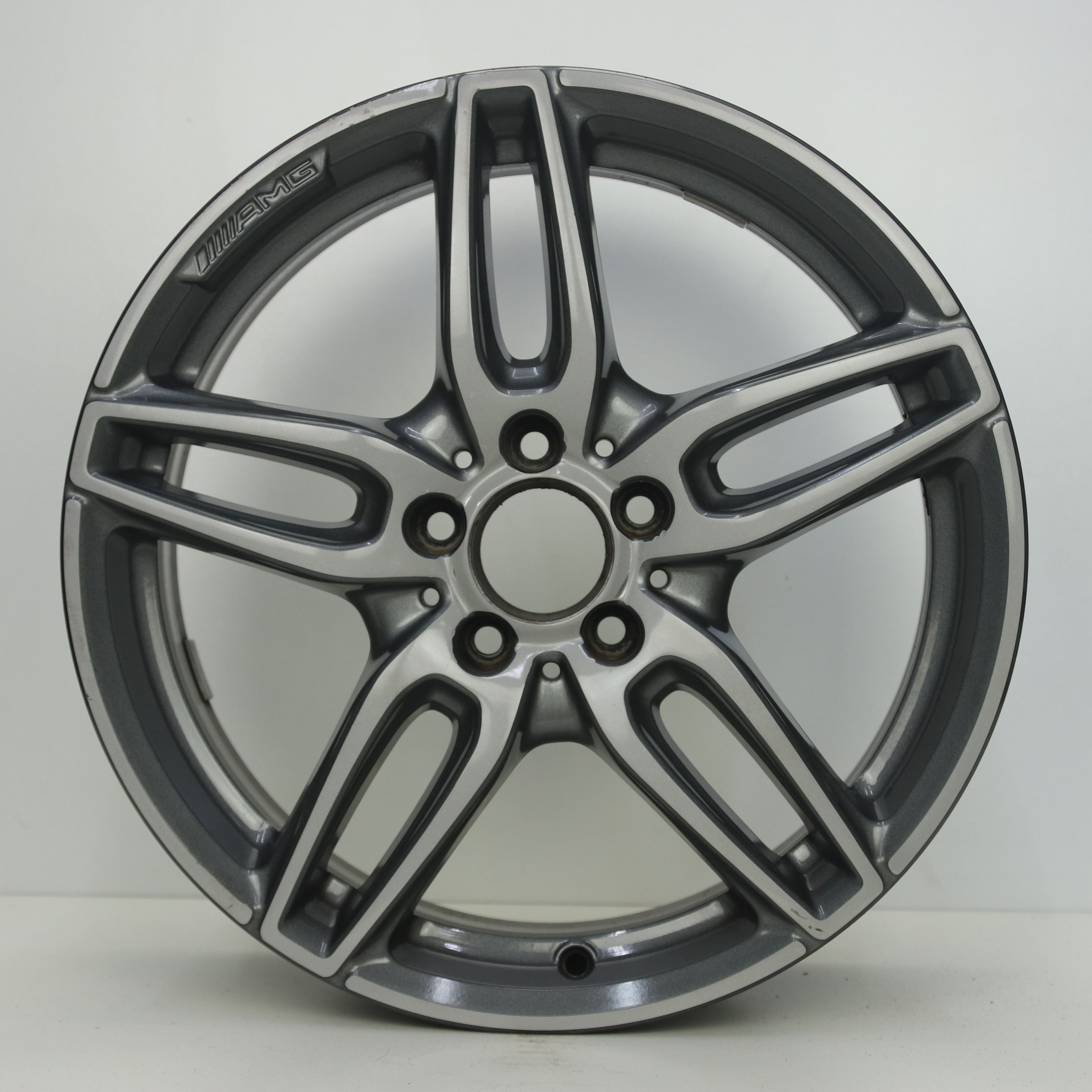 IN1003225 Originele 18 inch lichtmetalen Mercedes-Benz CLA-klasse AMG velgen 7.50X18 5X112 ET52.0 NB66.60 Antraciet Gepolijst