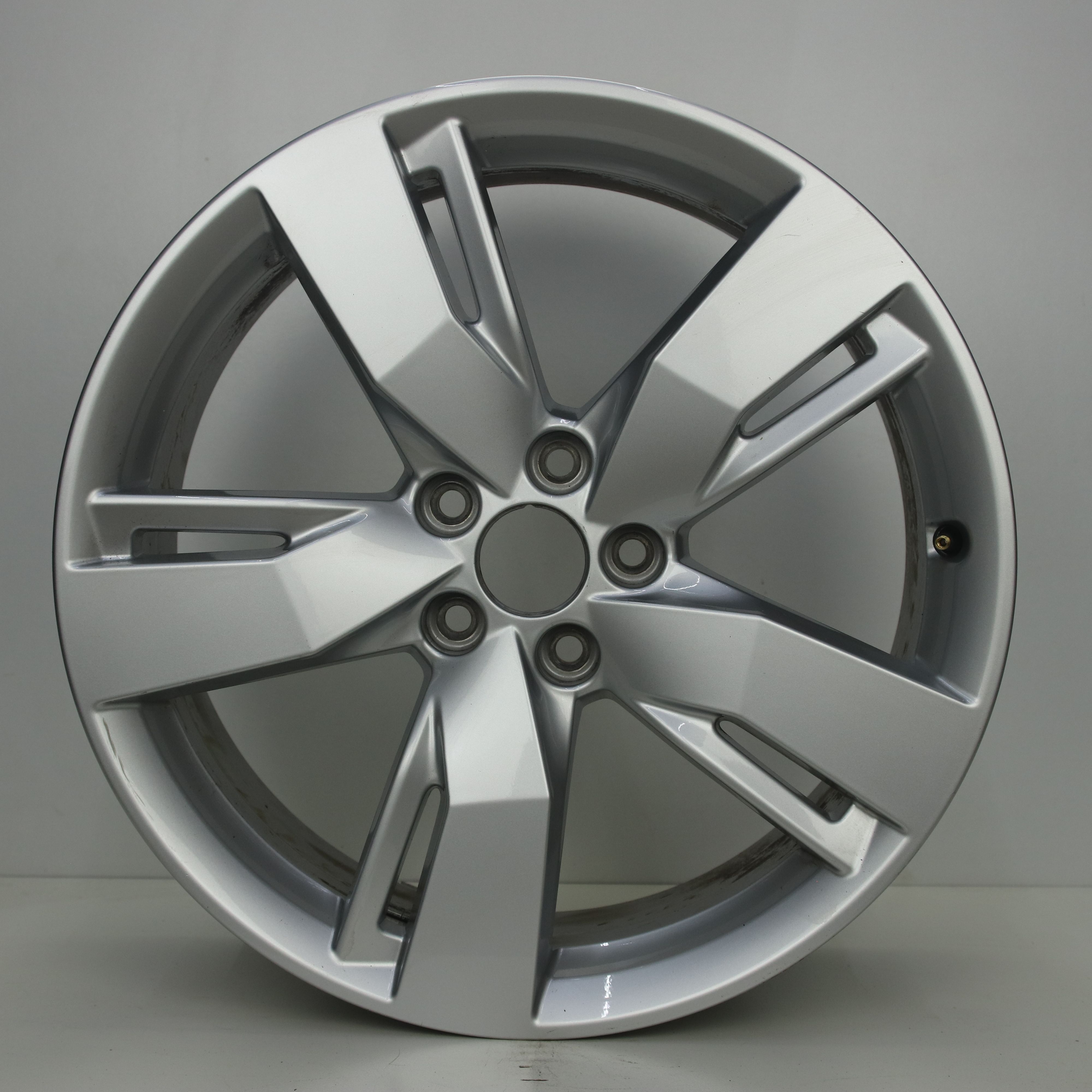 OS1008231 Originele 19 inch lichtmetalen Audi Q5 velgen 8.00X19 5X112 ET39.0 NB66.60 Zilver
