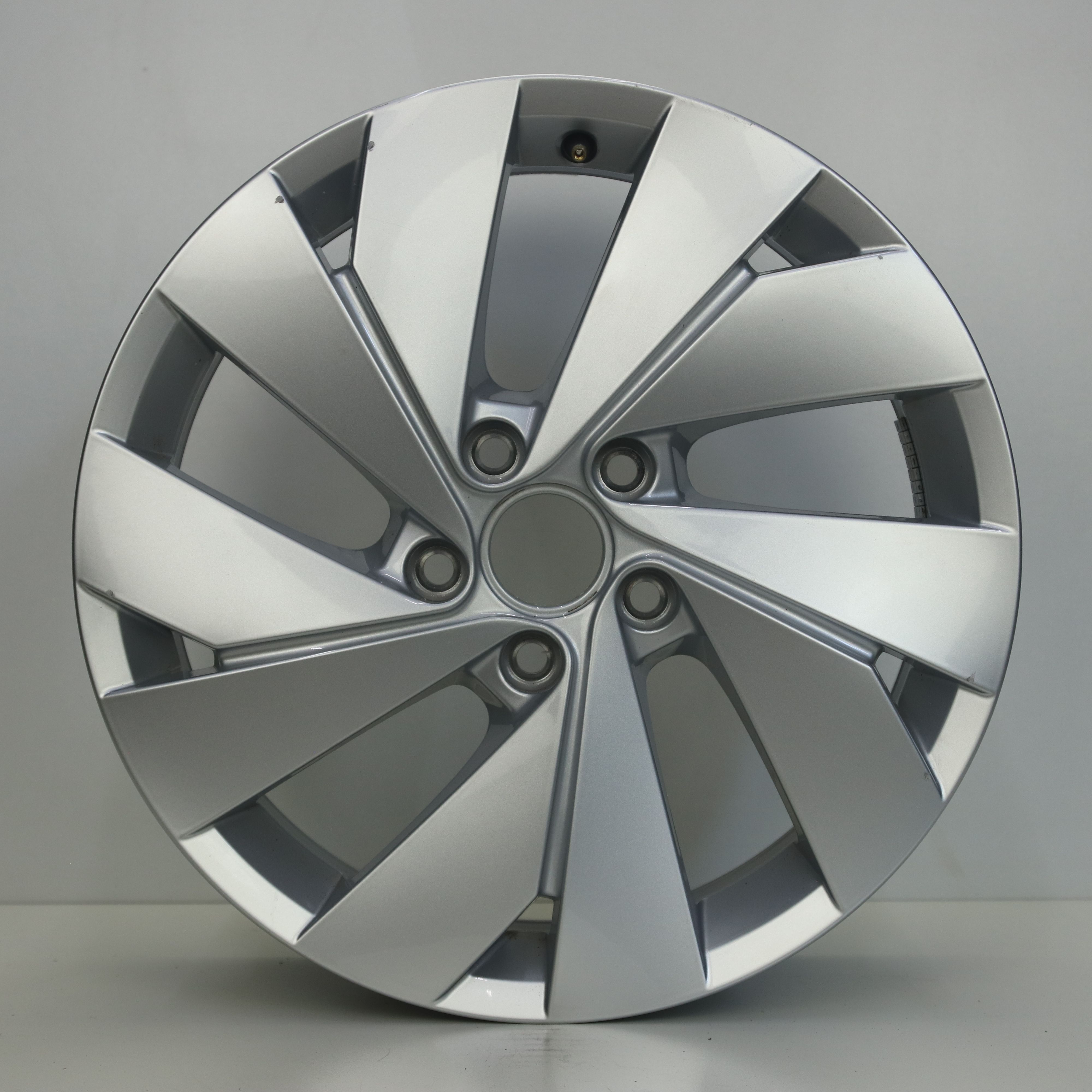 OS1008311 Originele 17 inch lichtmetalen Volkswagen Golf 8 (Belmont) velgen 6.50X17 5X112 ET46.0 NB57.10 Zilver