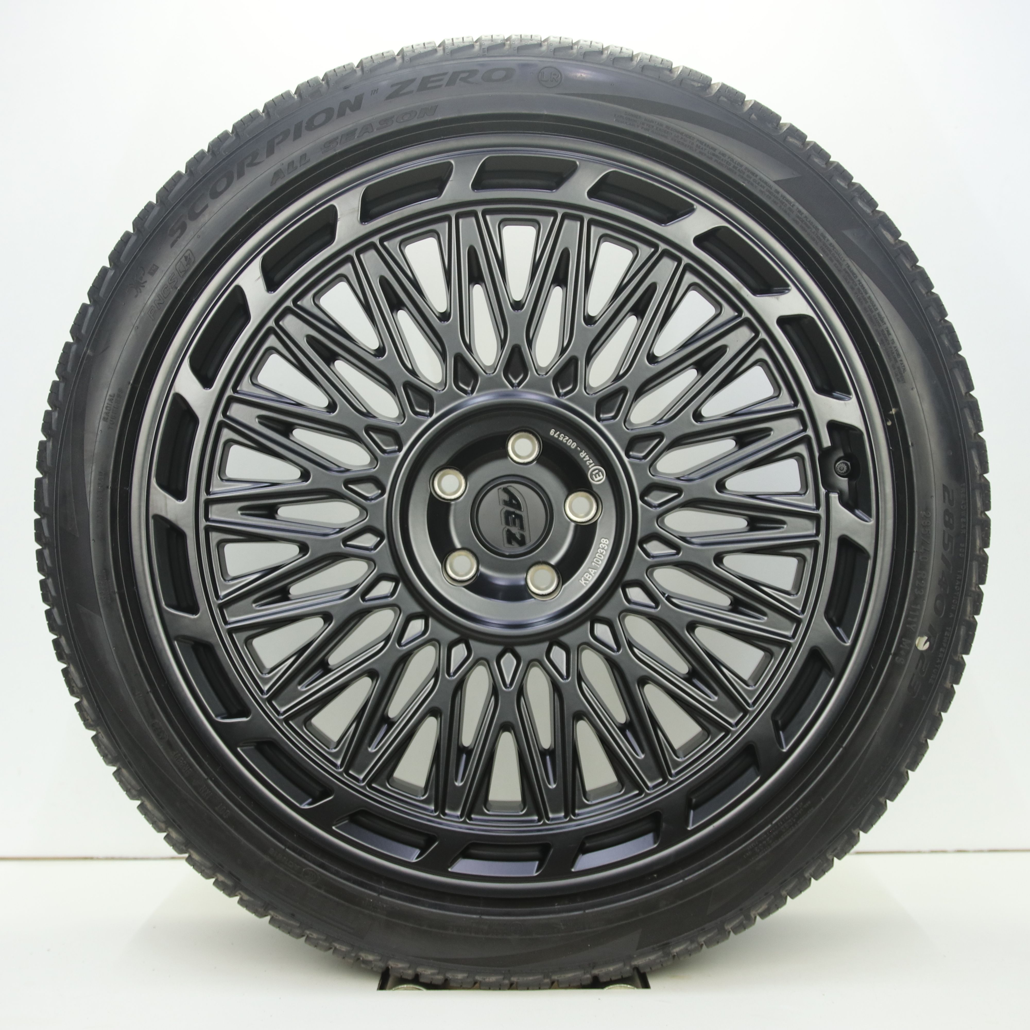 NS1005383 Set 23 inch lichtmetalen AEZ Tokio velgen (geschikt voor Land Rover Defender) 9.50X23 5X120 ET42.5 NB72.60 Mat zwart
