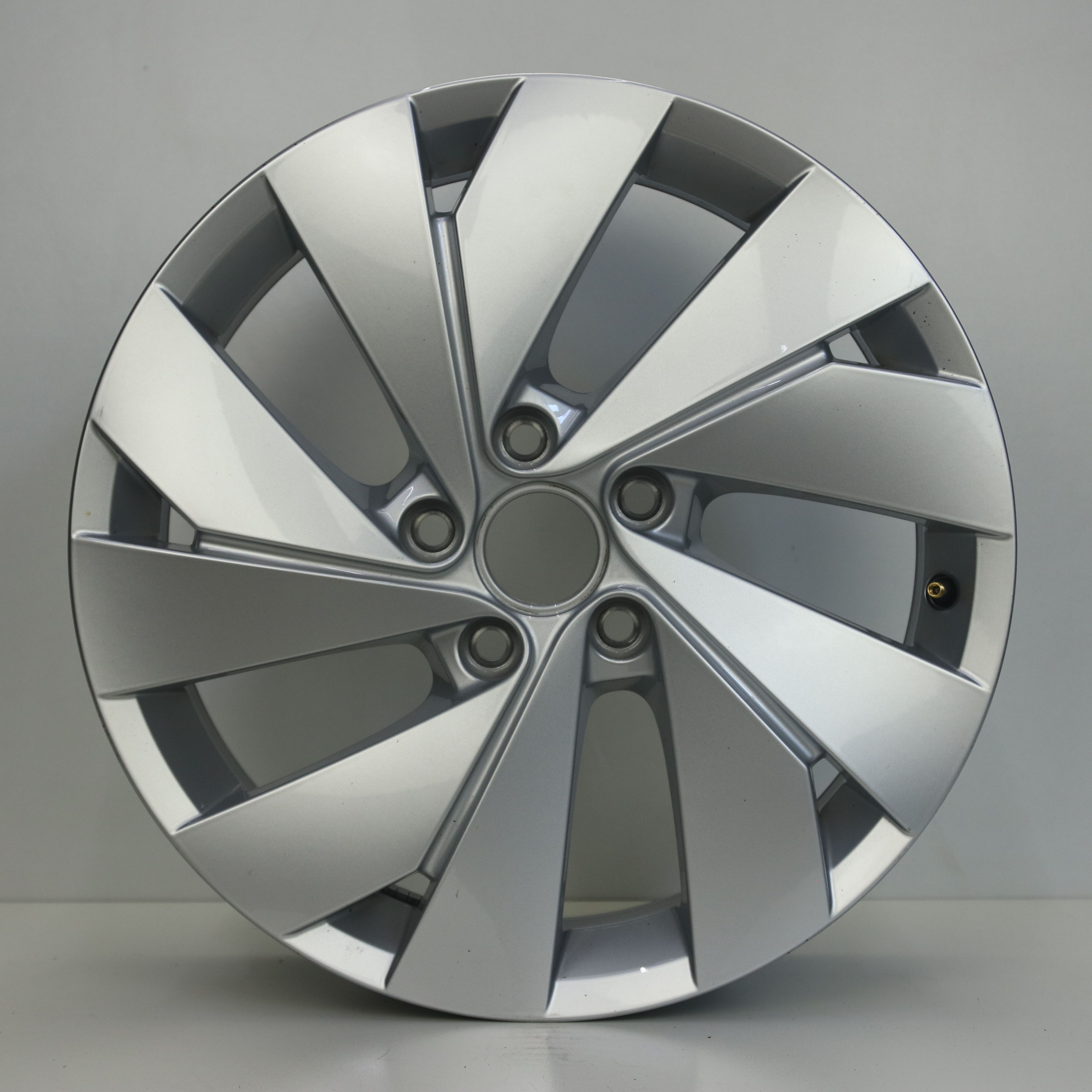 OS1008311 Originele 17 inch lichtmetalen Volkswagen Golf 8 (Belmont) velgen 6.50X17 5X112 ET46.0 NB57.10 Zilver