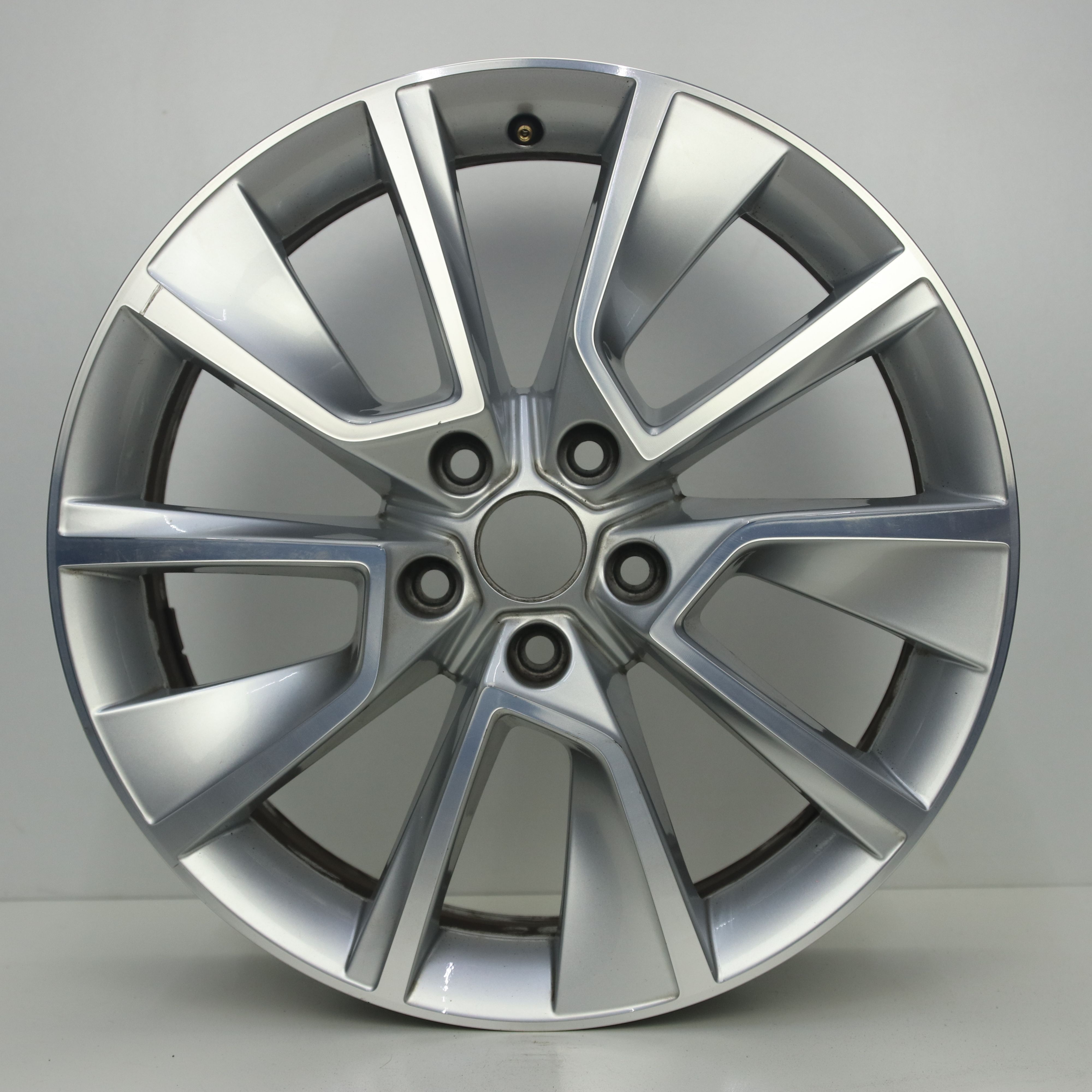 OS1008294 Originele 18 inch lichtmetalen Skoda Karoq velgen 7.00X18 5X112 ET45.0 NB57.10 Zilver gepolijst