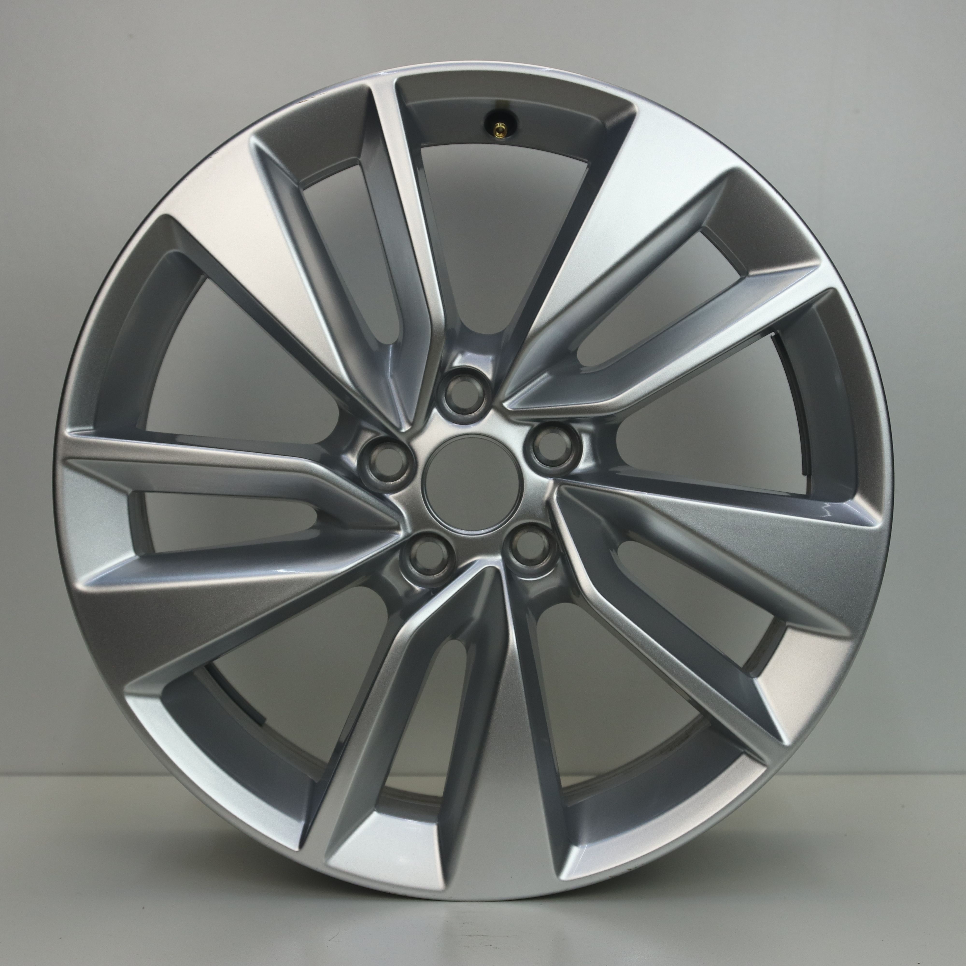 OS1006526 Originele 17 inch lichtmetalen Volkswagen T-Cross velgen (Bangalore) 6.50X17 5X100 ET39.0 NB57.10 Zilver