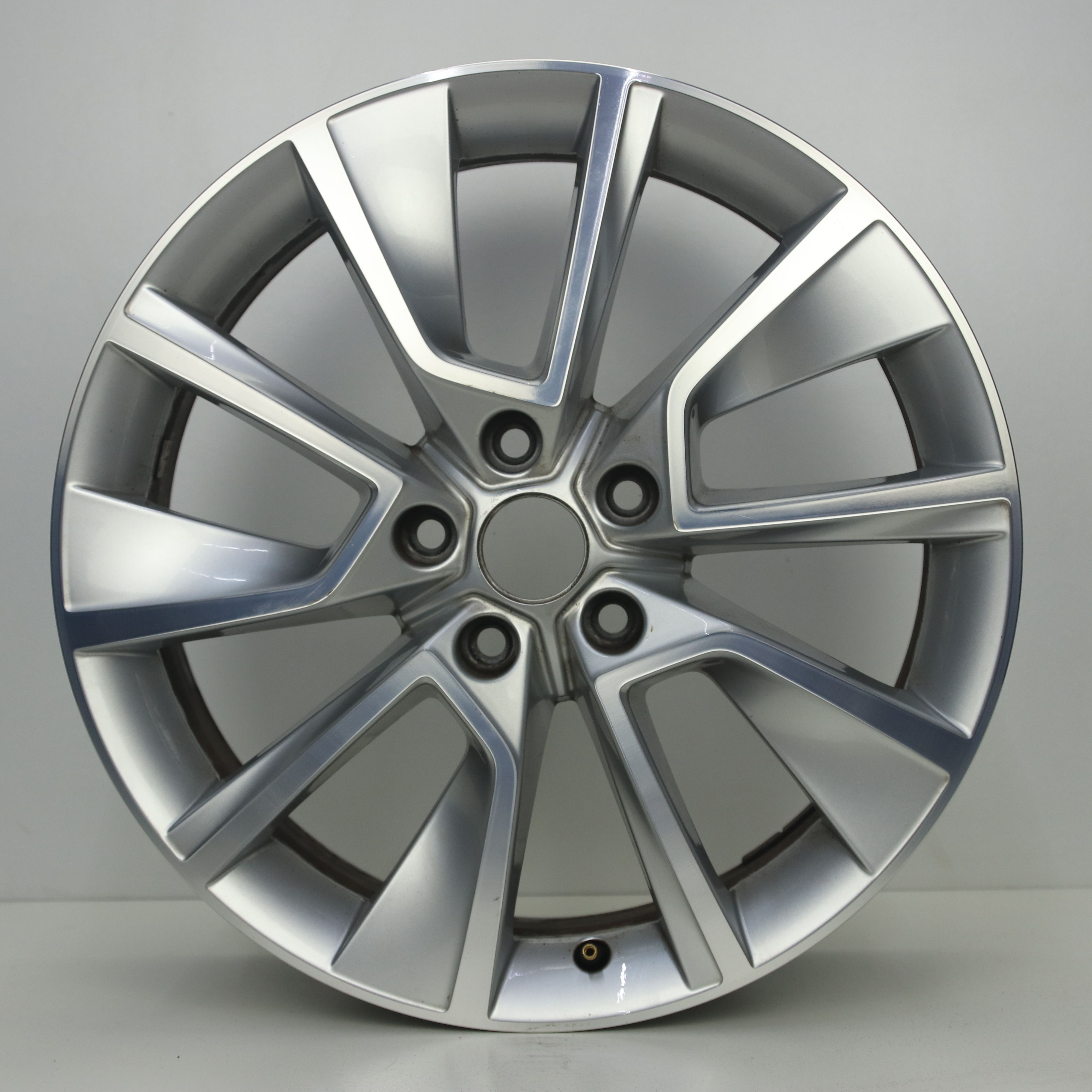 OS1008294 Originele 18 inch lichtmetalen Skoda Karoq velgen 7.00X18 5X112 ET45.0 NB57.10 Zilver gepolijst