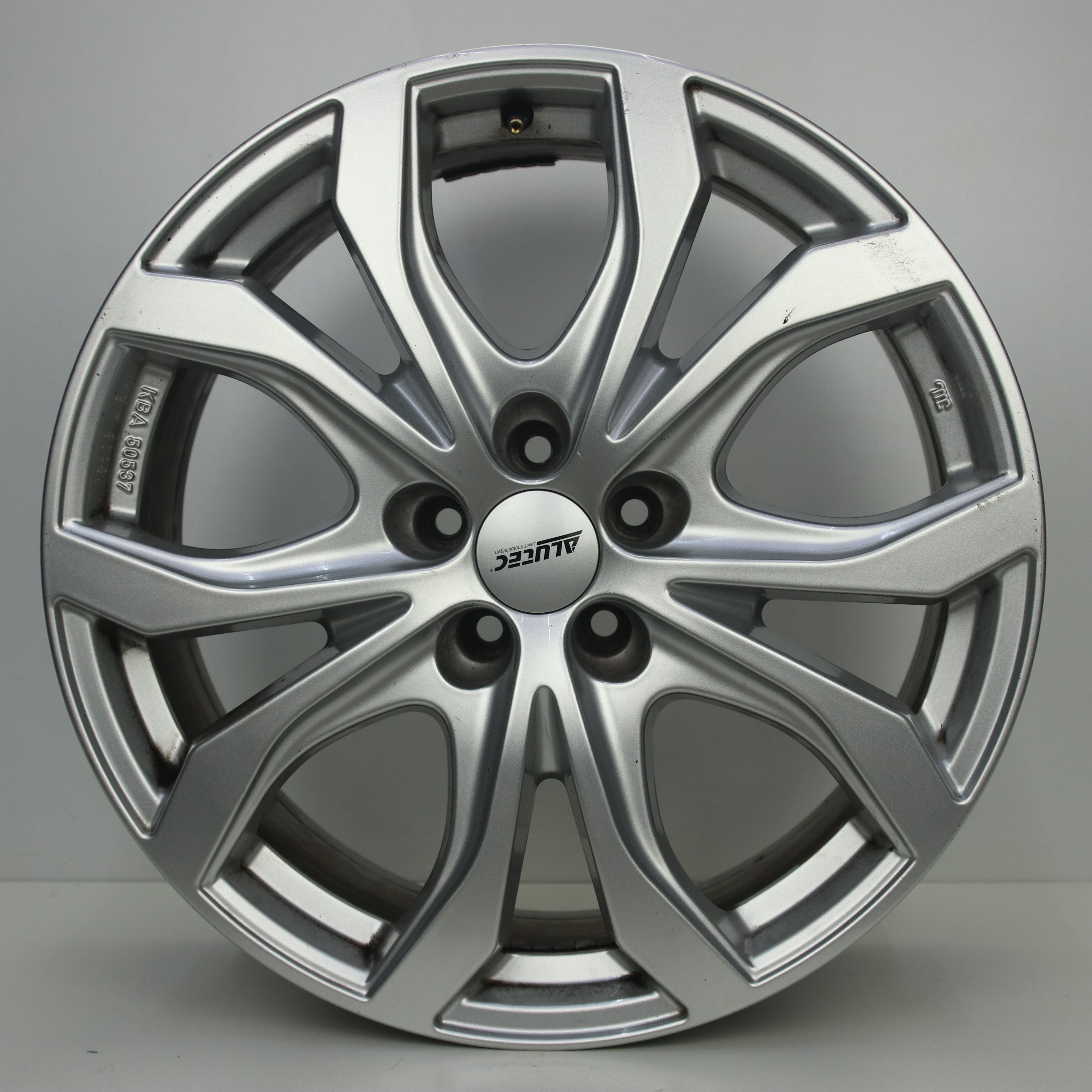 OS1008565 Set 19 inch lichtmetalen Alutec velgen 8.50X19 5X108 ET40.0 NB63.40 Zilver
