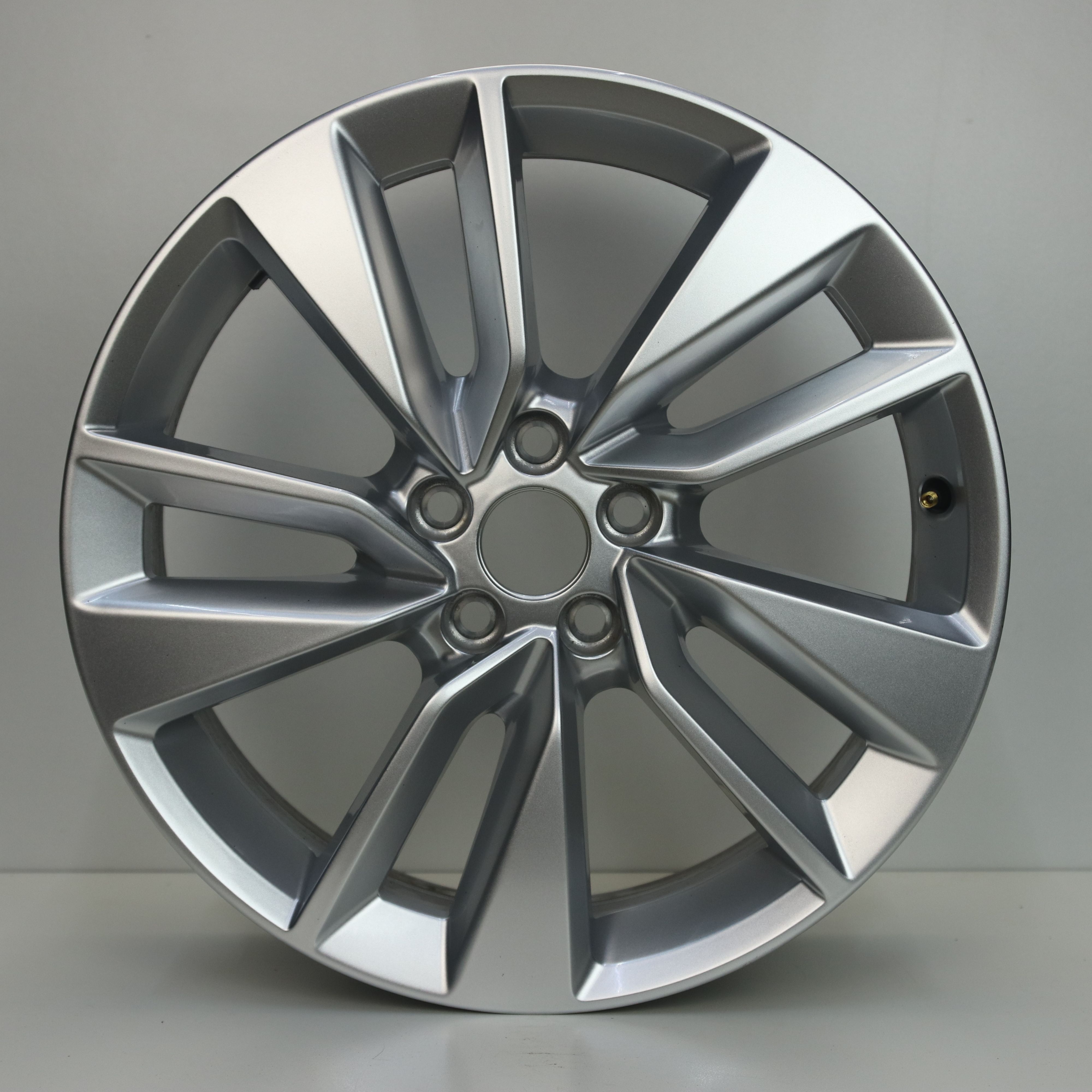 OS1006526 Originele 17 inch lichtmetalen Volkswagen T-Cross velgen (Bangalore) 6.50X17 5X100 ET39.0 NB57.10 Zilver