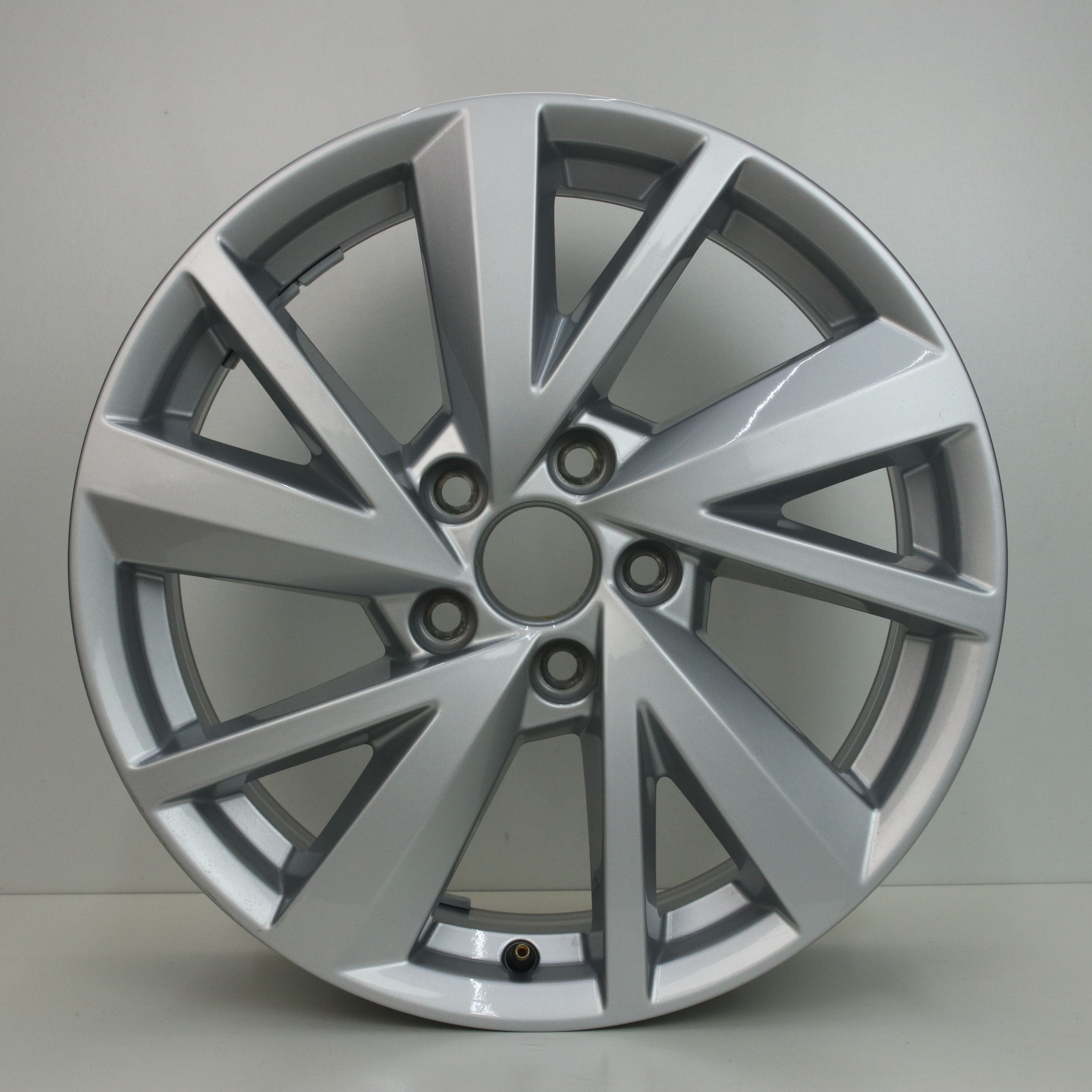 OS1004536 Originele 17 inch lichtmetalen Audi Q2 velgen 7.00X17 5X112 ET45.0 NB57.10 Zilver
