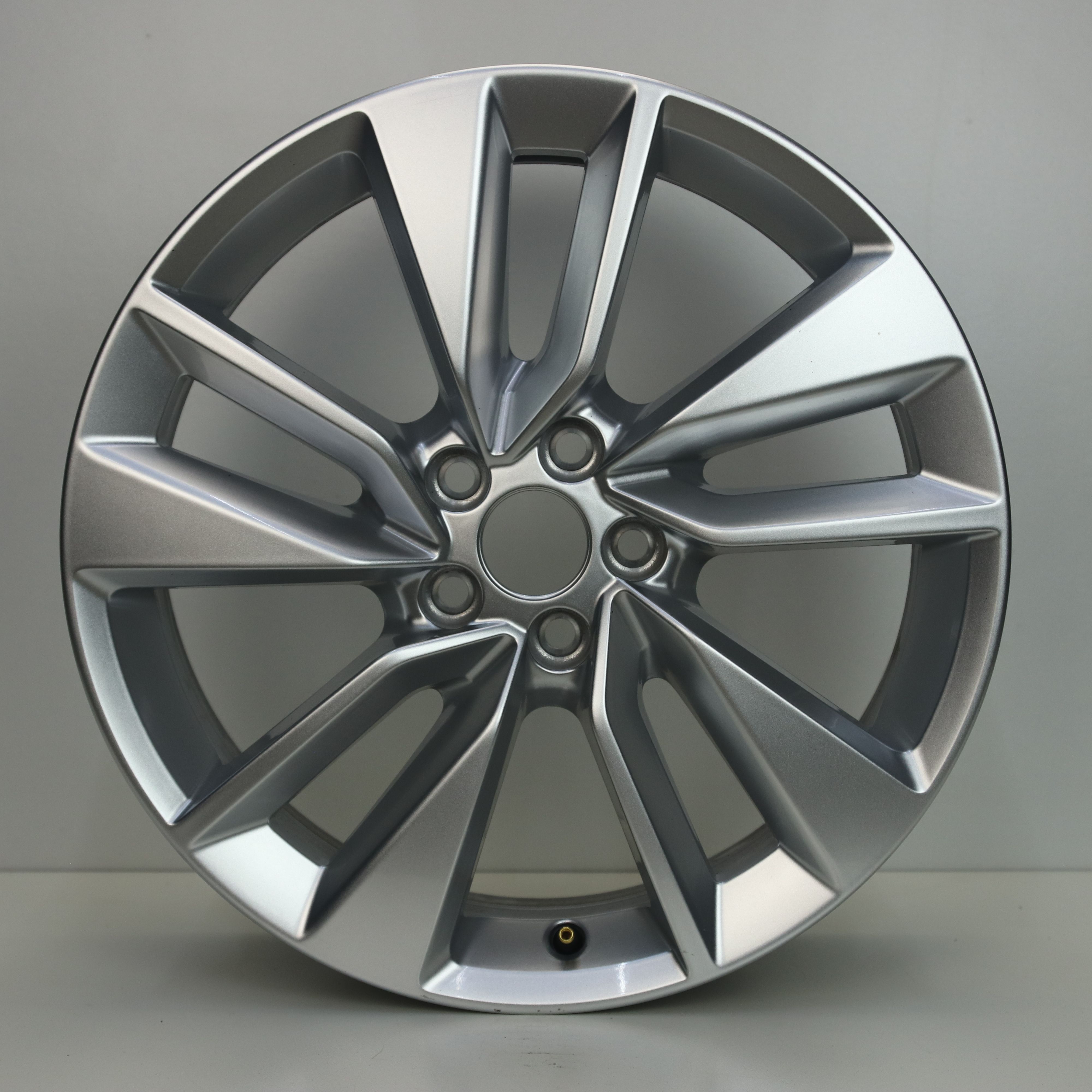 OS1006526 Originele 17 inch lichtmetalen Volkswagen T-Cross velgen (Bangalore) 6.50X17 5X100 ET39.0 NB57.10 Zilver