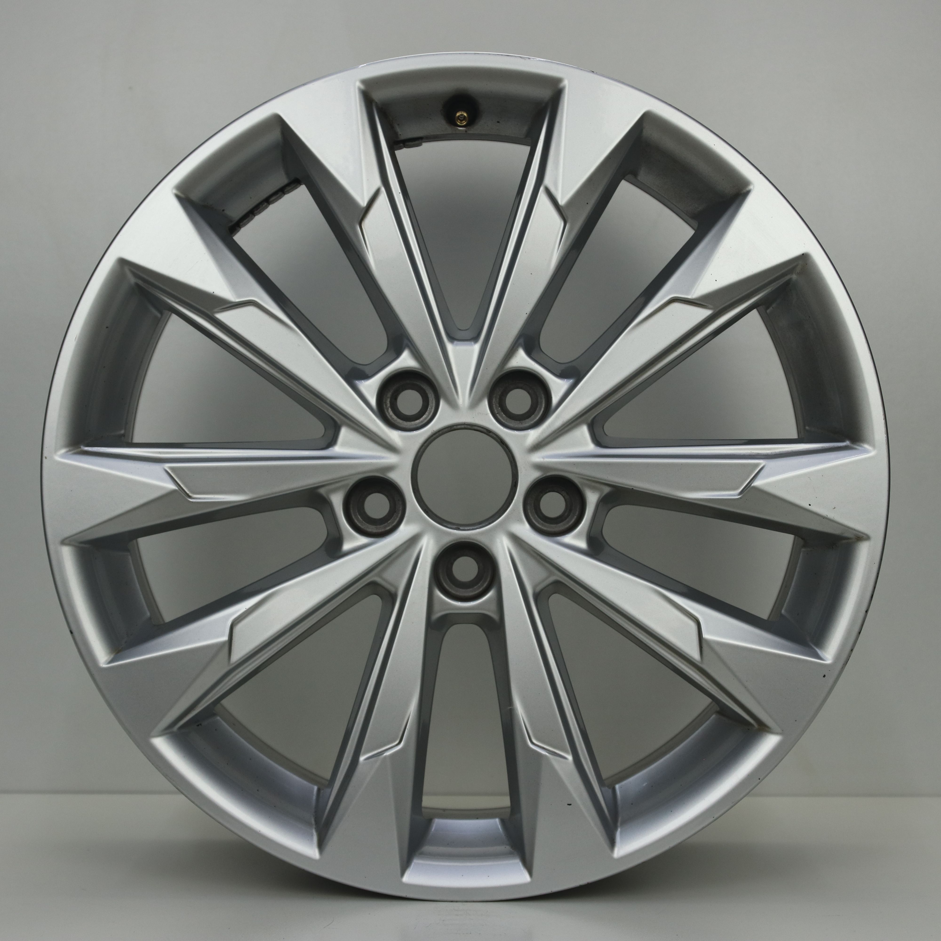 IN1003297 Originele 18 inch lichtmetalen Audi Q3 velgen 7.00X18 5X112 ET43.0 NB57.10 Zilver