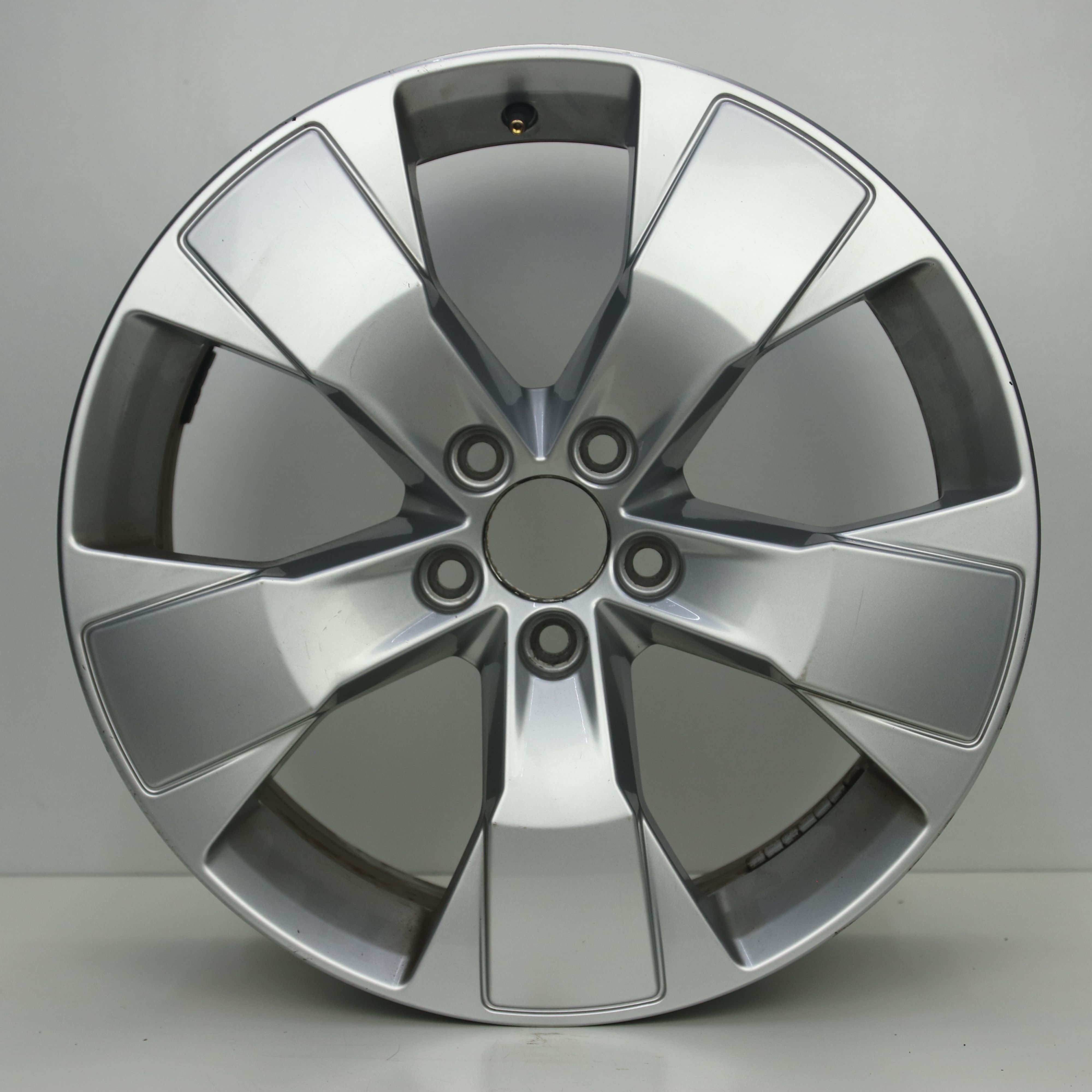 OS1007926 Originele 18 inch lichtmetalen Volvo XC40 velgen 7.50X18 5X108 ET50.5 NB63.40 Zilver