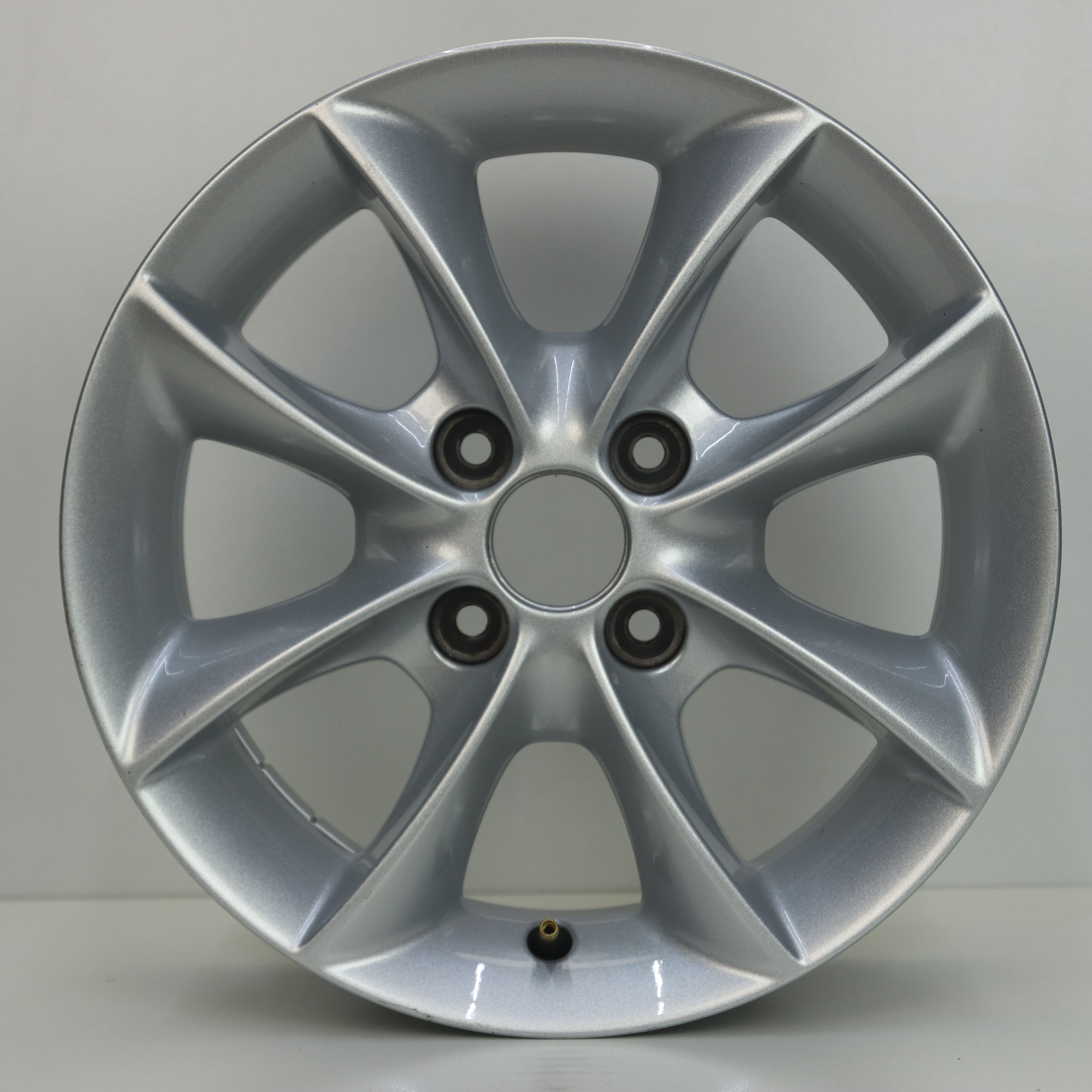 IN1003036 Originele 14 inch lichtmetalen Ford KA velgen 5.50X14 4X98 ET35.0 NB58.10 Zilver