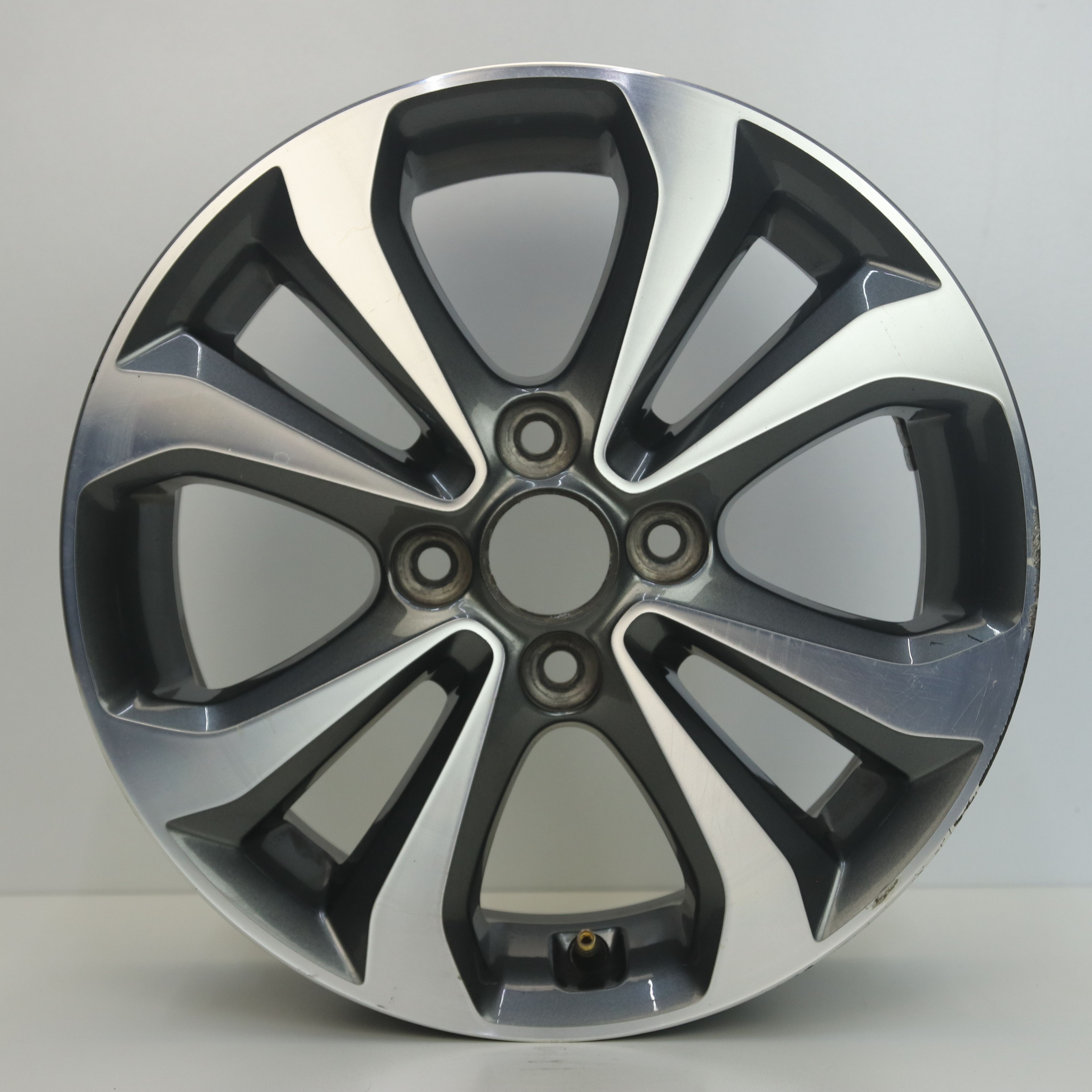 OS1006983 Originele 15 inch lichtmetalen Hyundai i10 velgen 6.00X15 4X100 ET53.0 NB54.10 Antraciet gepolijst