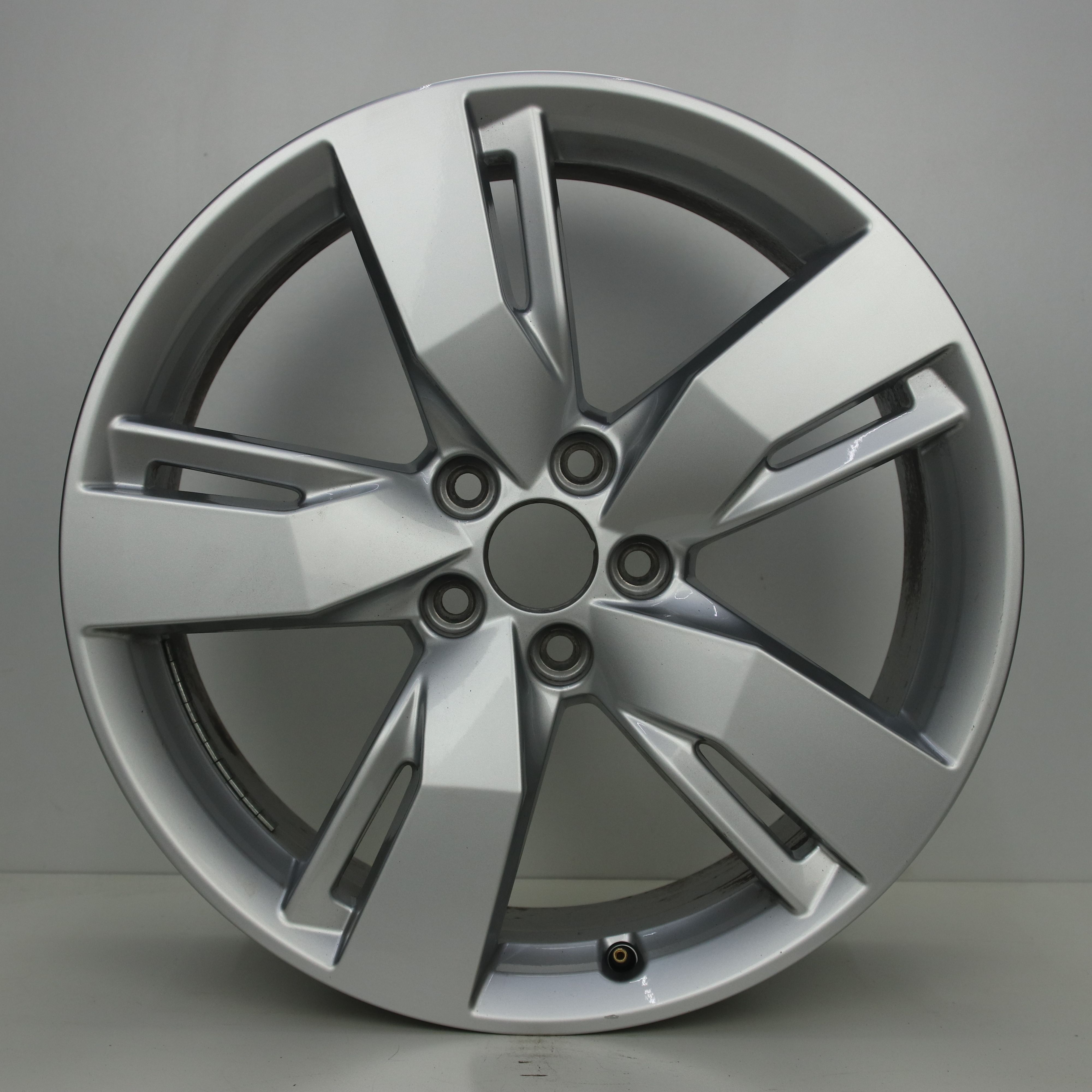 OS1008231 Originele 19 inch lichtmetalen Audi Q5 velgen 8.00X19 5X112 ET39.0 NB66.60 Zilver
