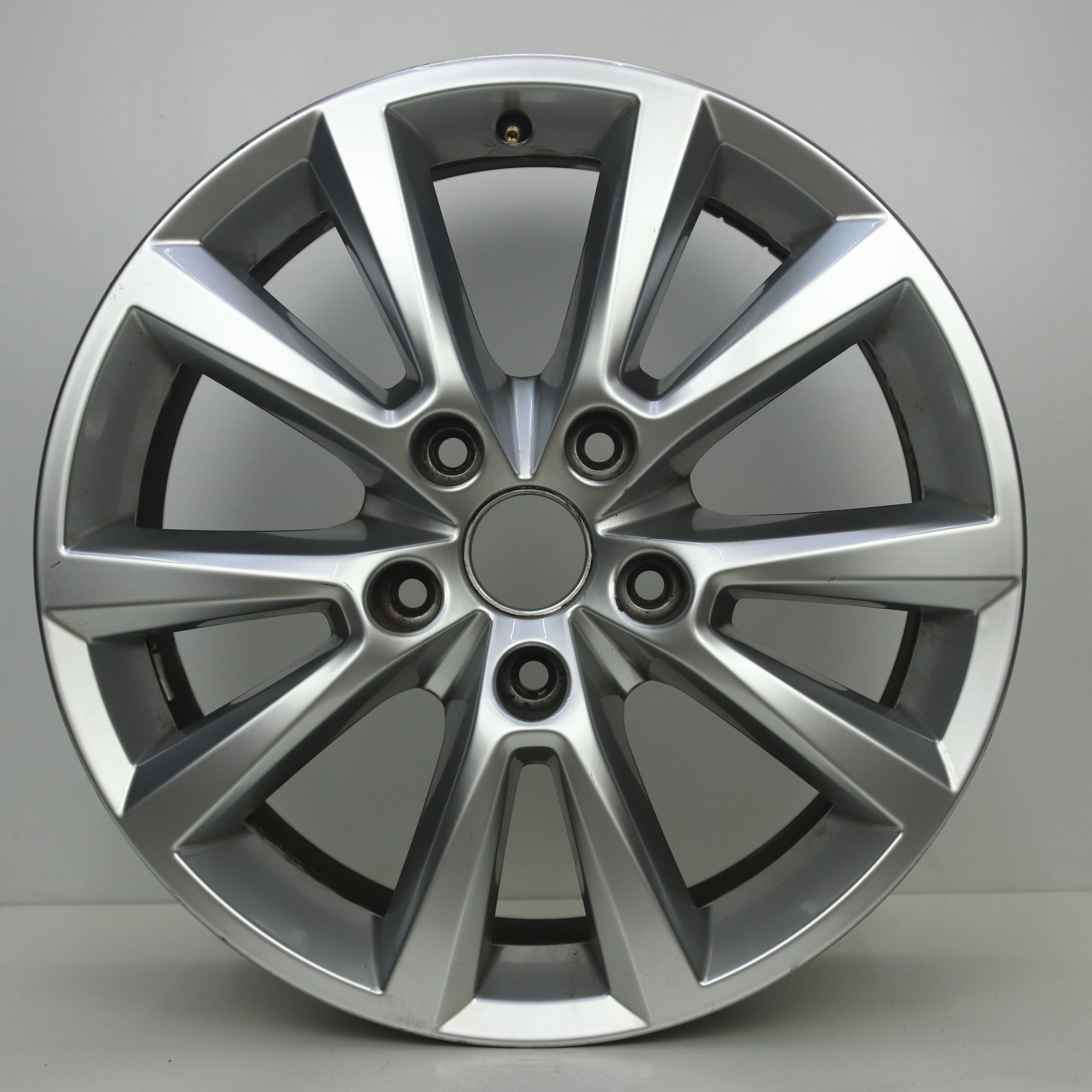 OS1008295 Originele 18 inch lichtmetalen Volkswagen Touareg (Karakum) velgen 8.00X18 5X130 ET58.0 NB71.60 Zilver