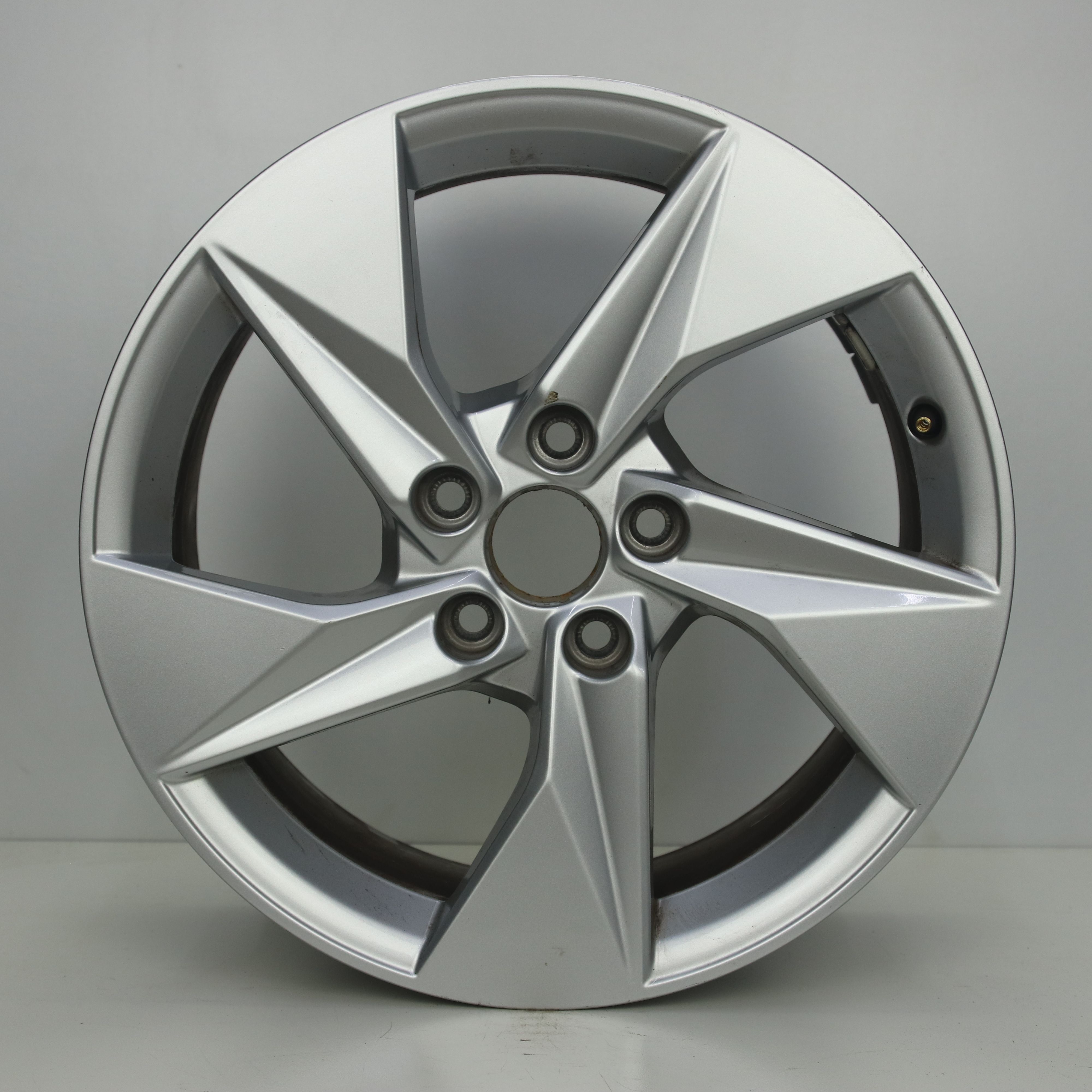OS1008230 Originele 17 inch lichtmetalen Audi A3 velgen 8.00X17 5X112 ET46.0 NB57.10 Zilver