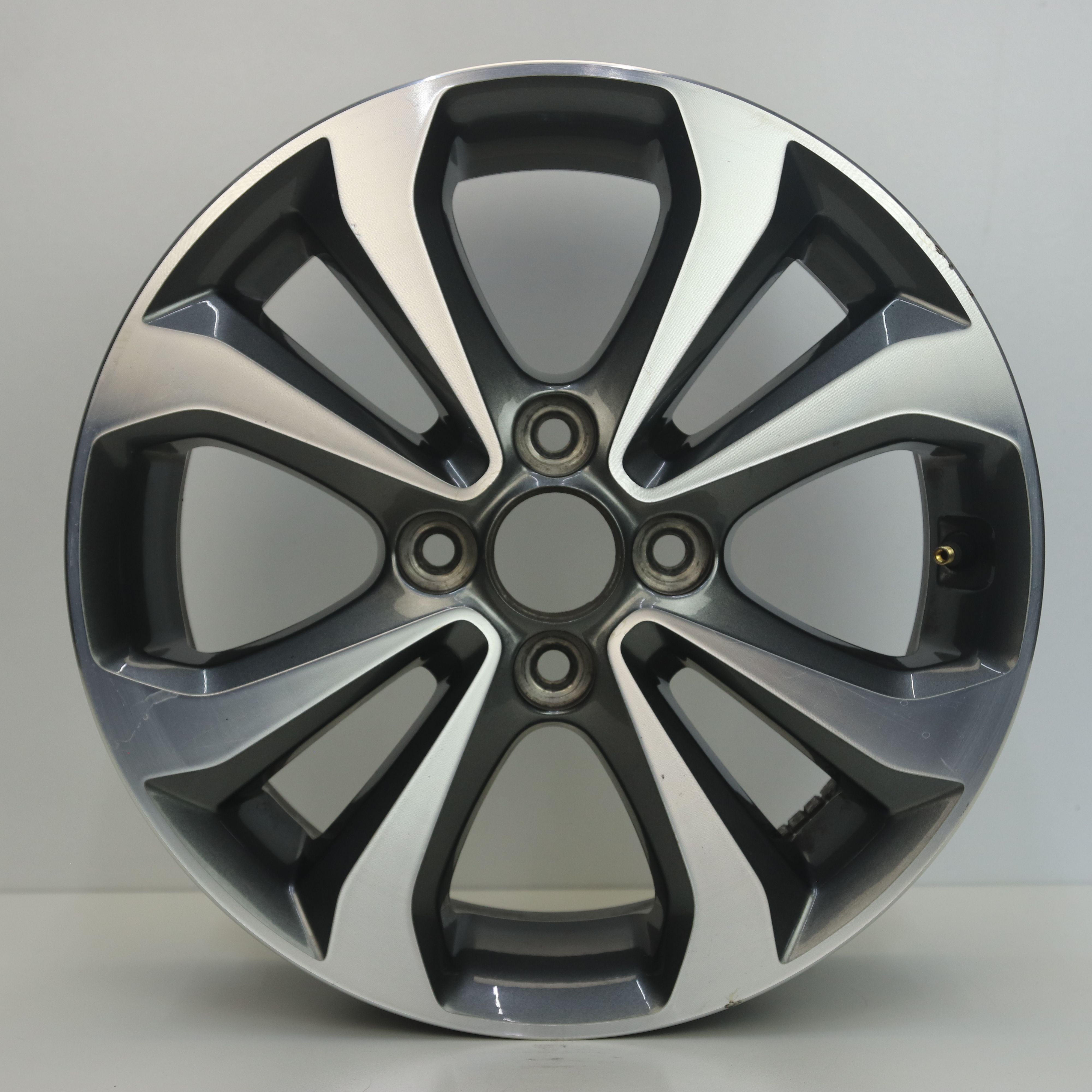 OS1006983 Originele 15 inch lichtmetalen Hyundai i10 velgen 6.00X15 4X100 ET53.0 NB54.10 Antraciet gepolijst
