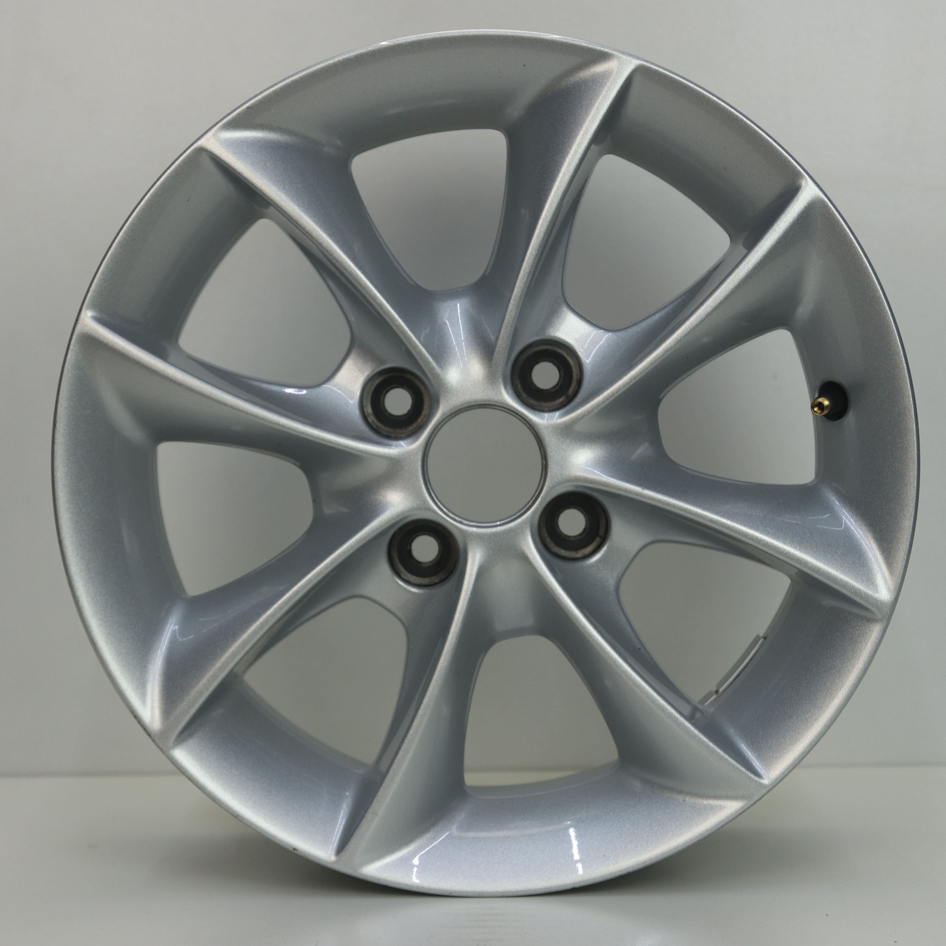 IN1003036 Originele 14 inch lichtmetalen Ford KA velgen 5.50X14 4X98 ET35.0 NB58.10 Zilver