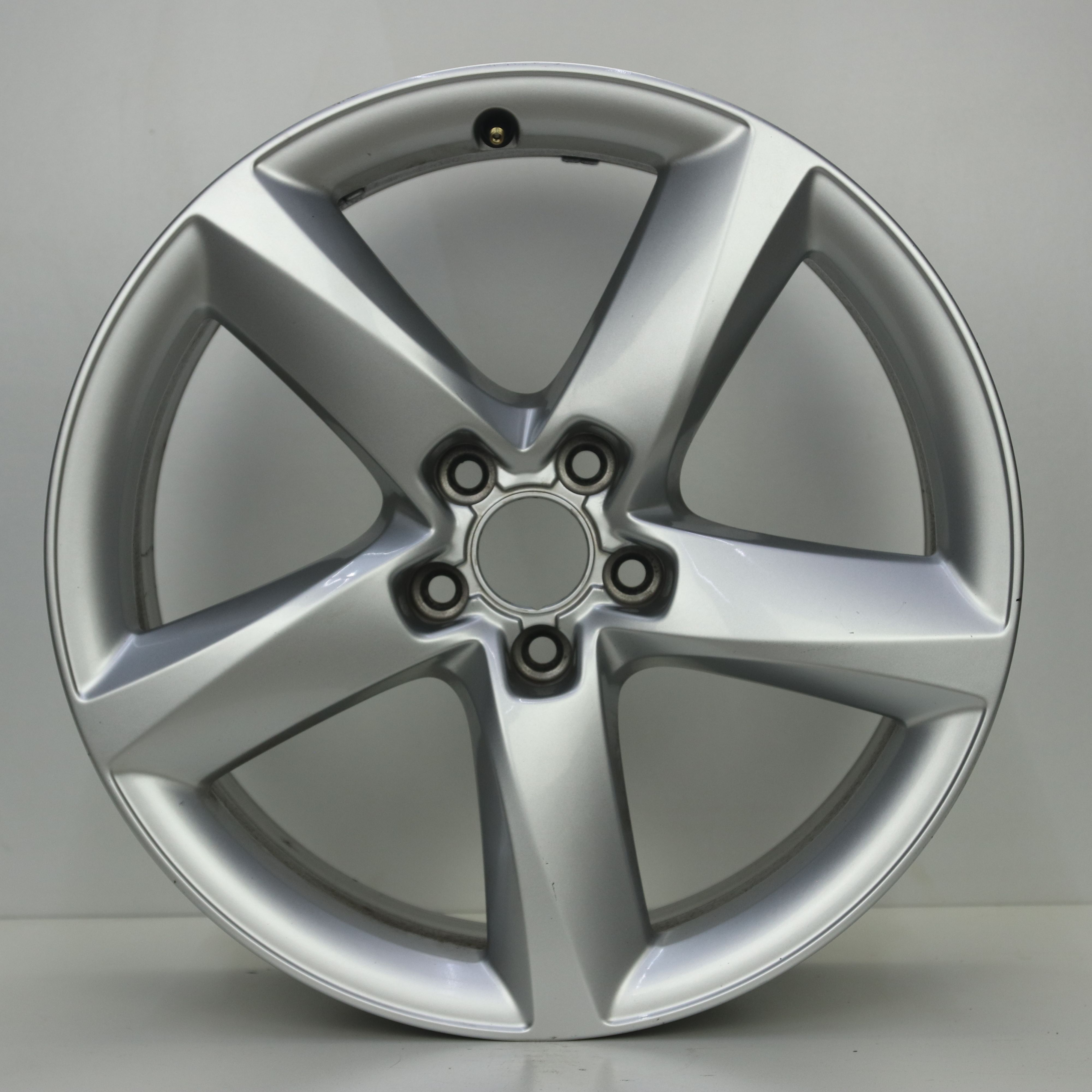 IN1003247 Originele 19 inch lichtmetalen Audi A8 velgen 7.50X19 5X112 ET29.0 NB66.50 Zilver