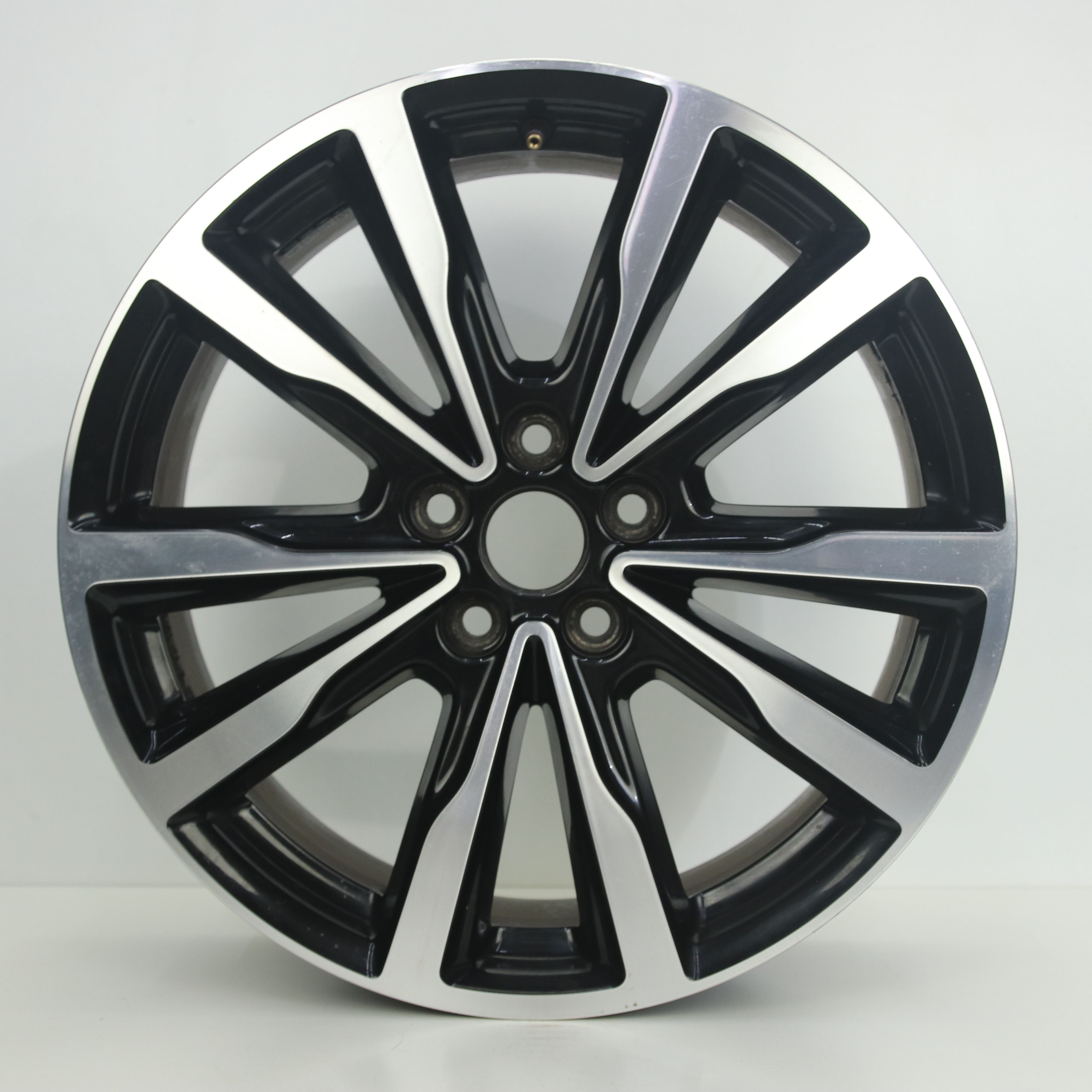 IN1003098 Originele 18 inch lichtmetalen Ford Kuga velgen 7.50X18 5X108 ET52.5 NB63.40 Zwart gepolijst