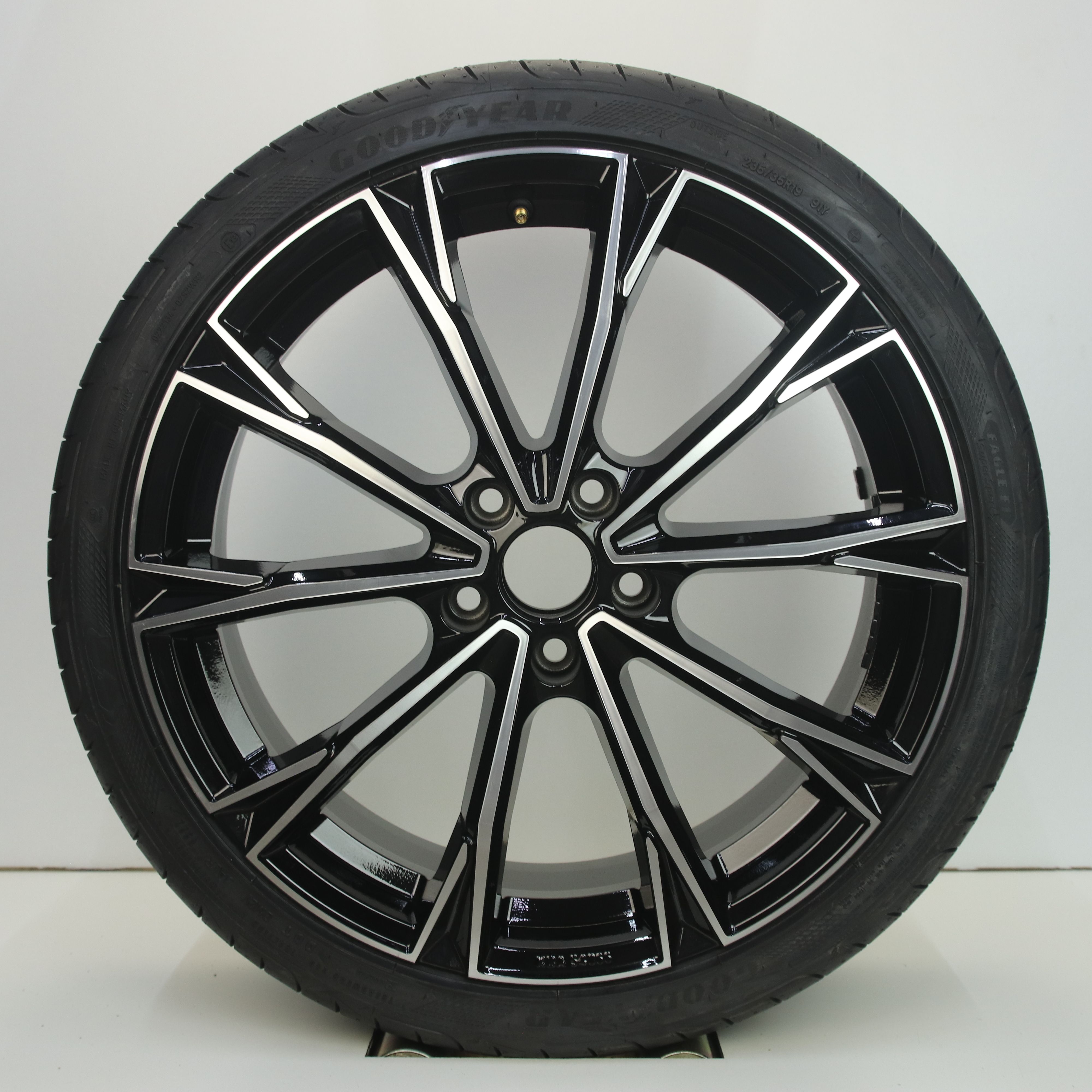 OS1007141 Set 19 inch lichtmetalen GMP Totale velgen (set compleet met banden) 8.00X19 5X112 ET43.0 NB57.10 Zwart gepolijst