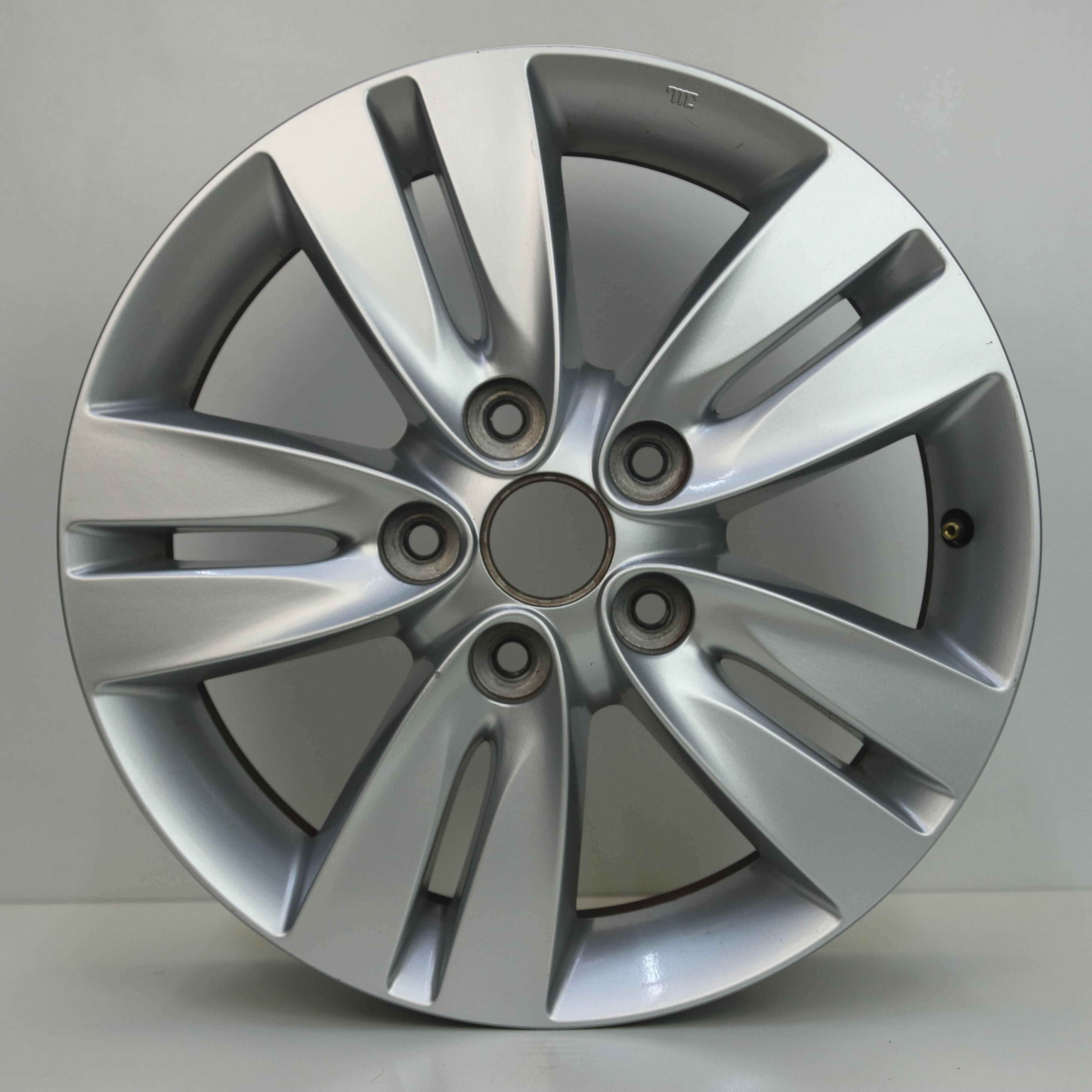 IN1003037 Originele 16 inch lichtmetalen Hyundai ix20 velgen 6.00X16 5X114.3 ET51.0 NB67.10 Zilver