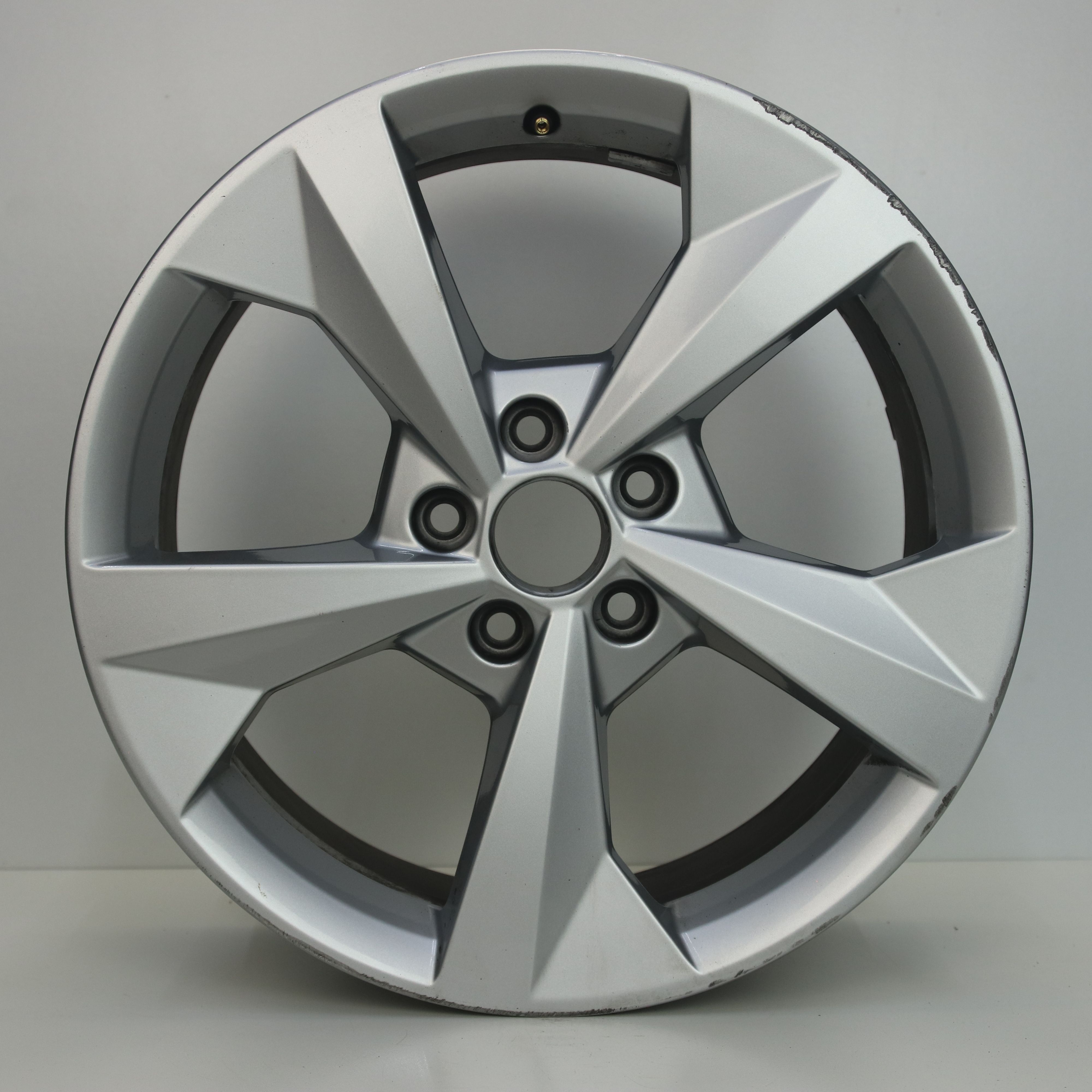 OS1006910 Originele 18 inch lichtmetalen Audi A3 velgen 8.00X18 5X112 ET46.0 NB57.10 Zilver