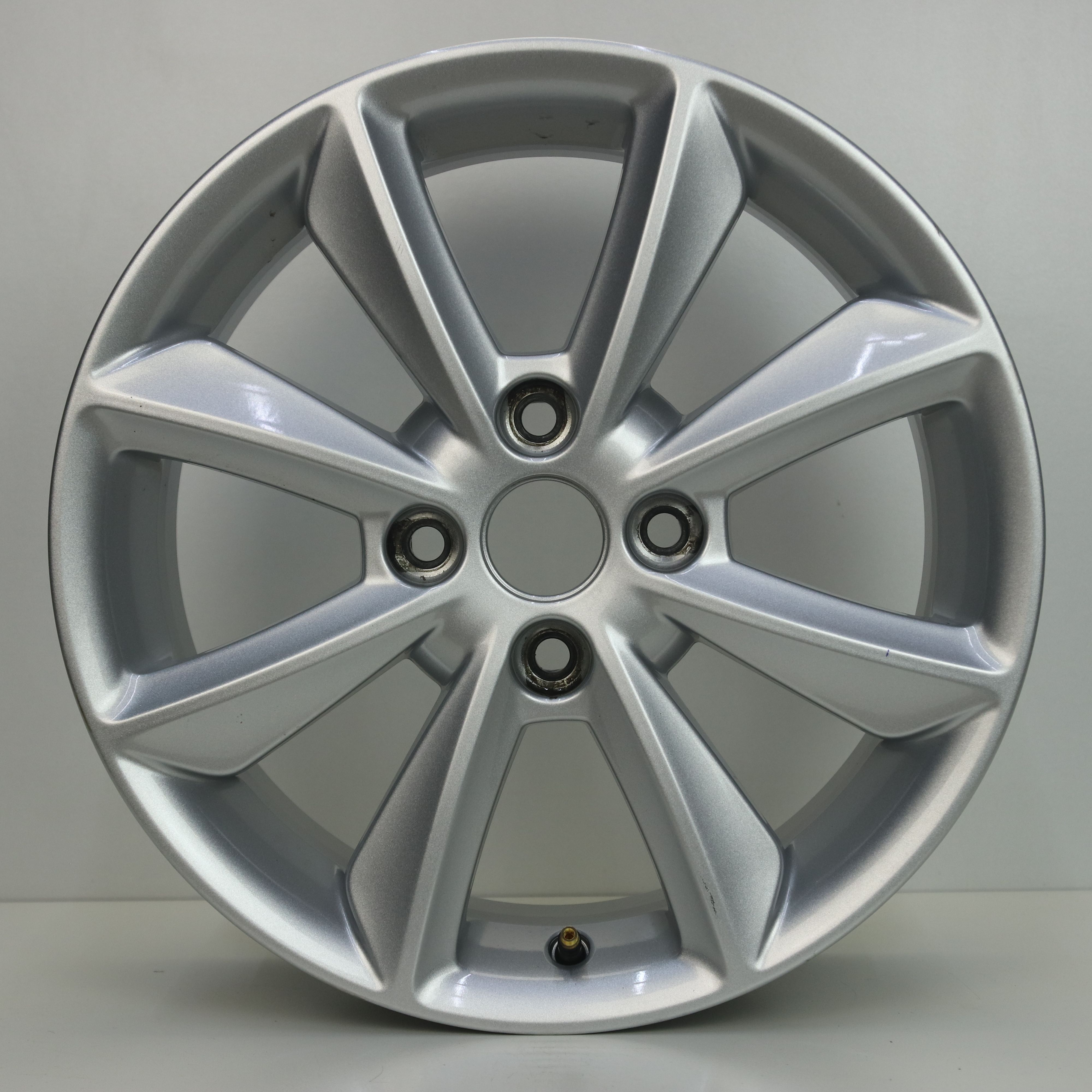 IN1003035 Originele 16 inch lichtmetalen Ford Fiesta velgen 6.50X16 4X108 ET47.5 NB63.40 Zilver