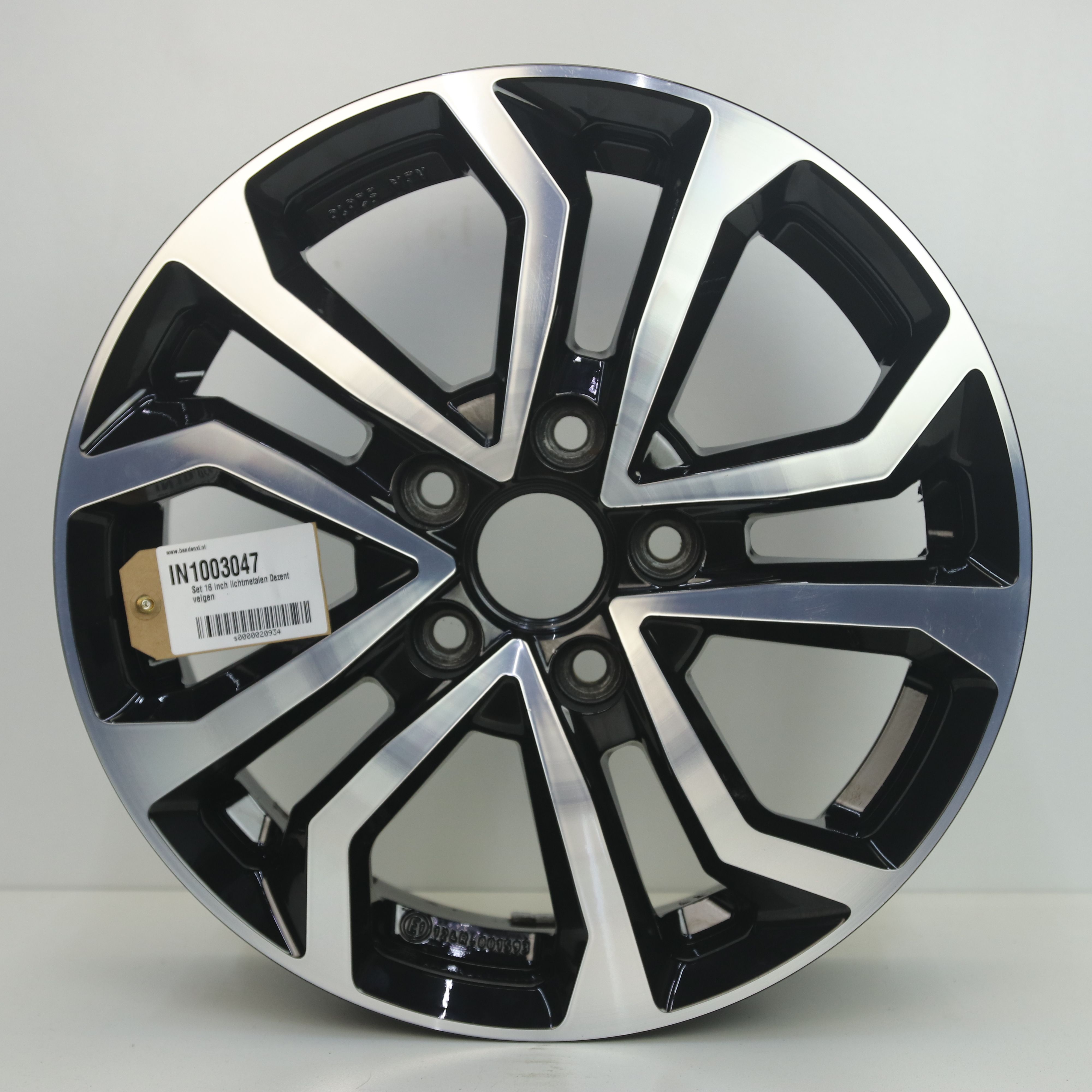 IN1003047 Set 16 inch lichtmetalen Dezent velgen 6.50X16 5X114.3 ET46.0 NB67.10 Zwart gepolijst