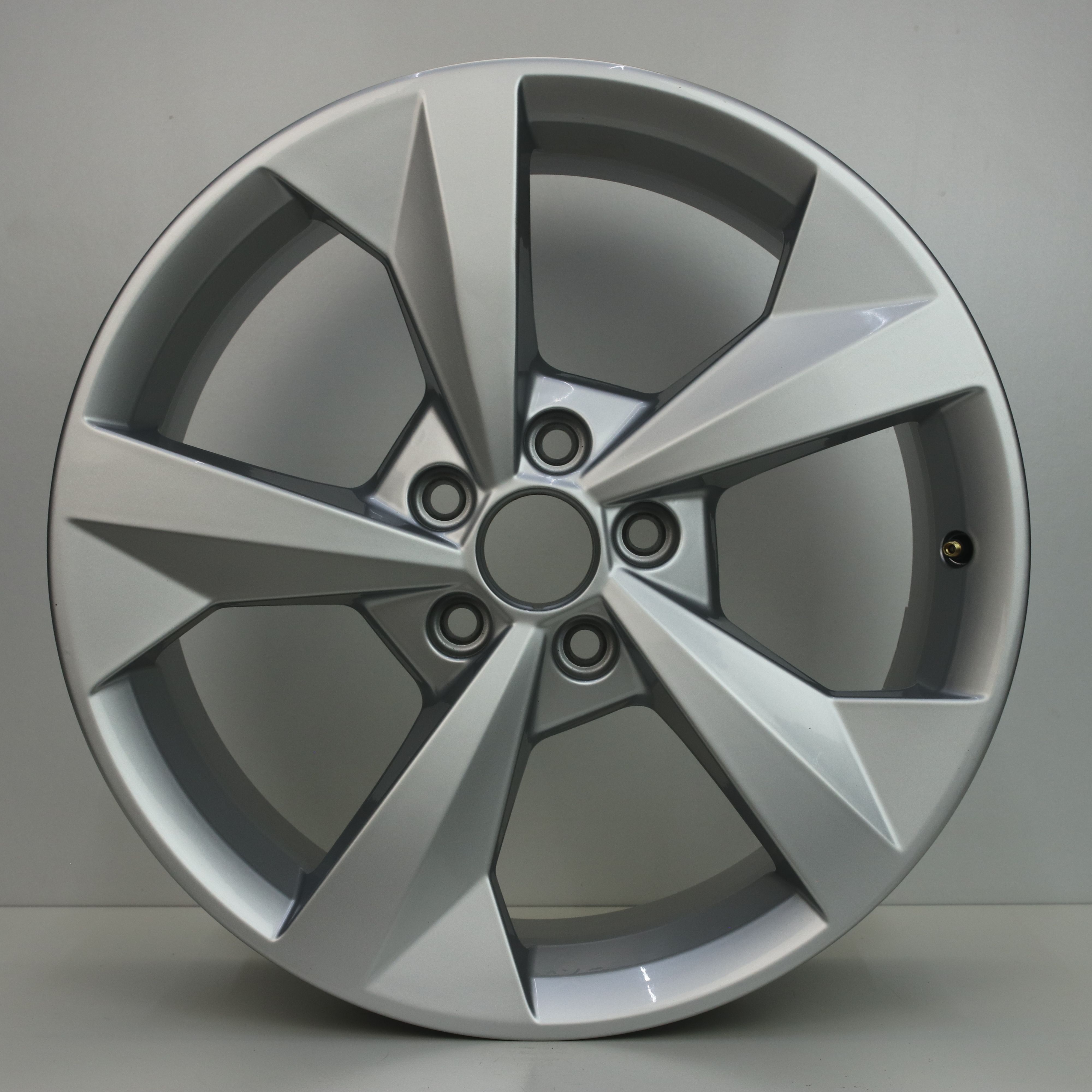 OS1007146 Originele 18 inch lichtmetalen Audi A3 velgen 8.00X18 5X112 ET46.0 NB57.10 Zilver