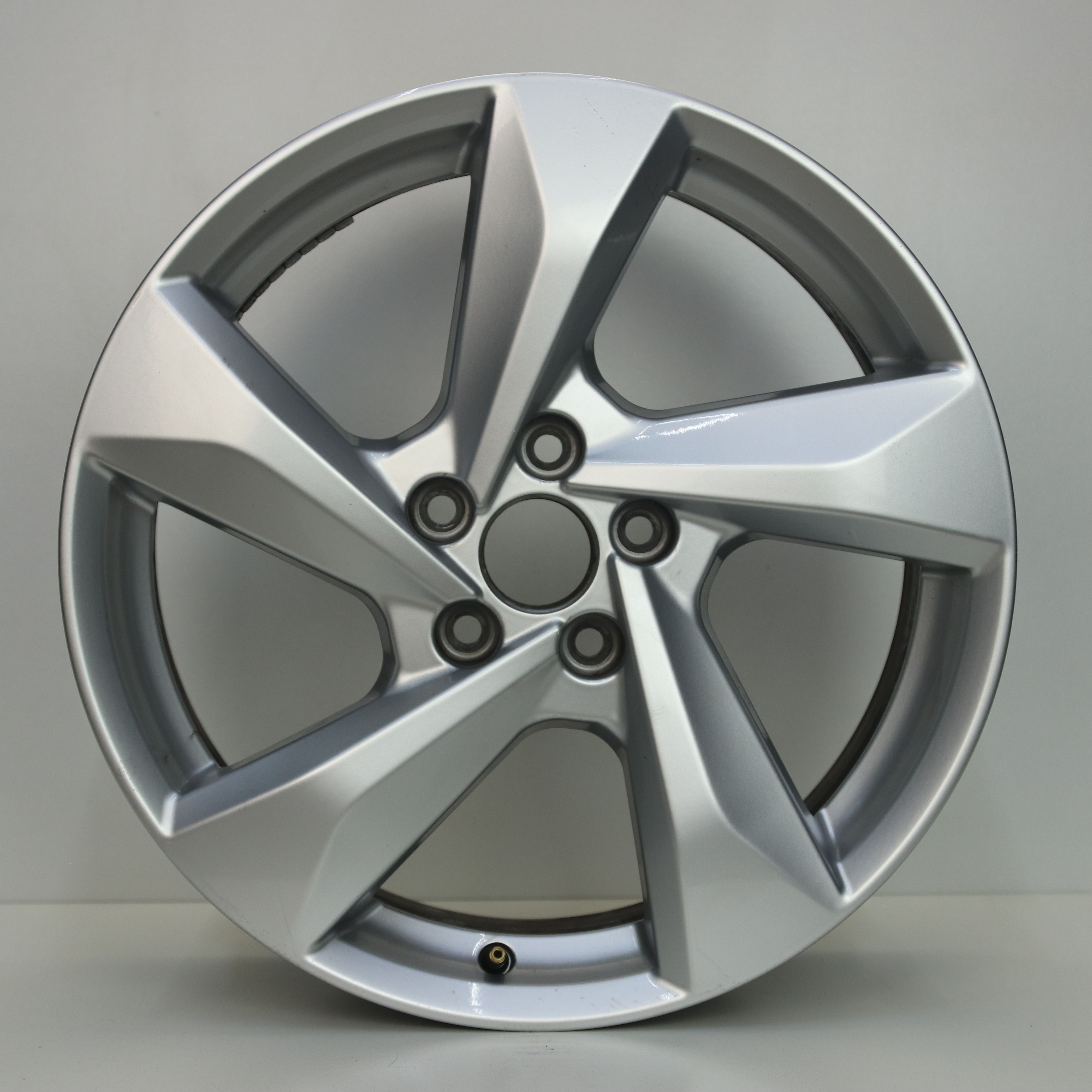 IN1003043 Originele 18 inch lichtmetalen Audi Q3 velgen 7.00X18 5X112 ET43.0 NB57.10 Zilver