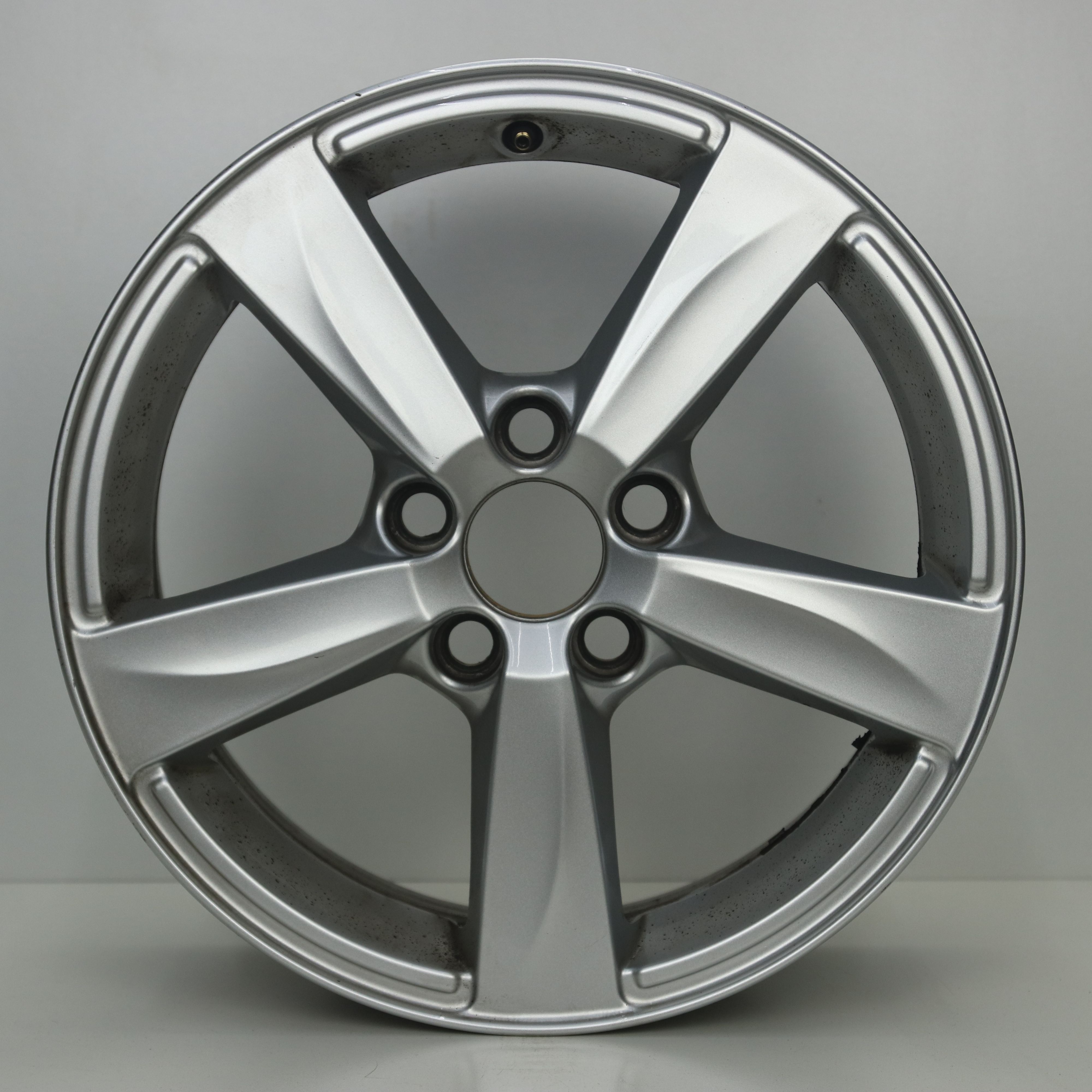 IN1003083 Originele 16 inch lichtmetalen Volvo V40 velgen 7.00X16 5X108 ET50.0 NB63.40 Zilver