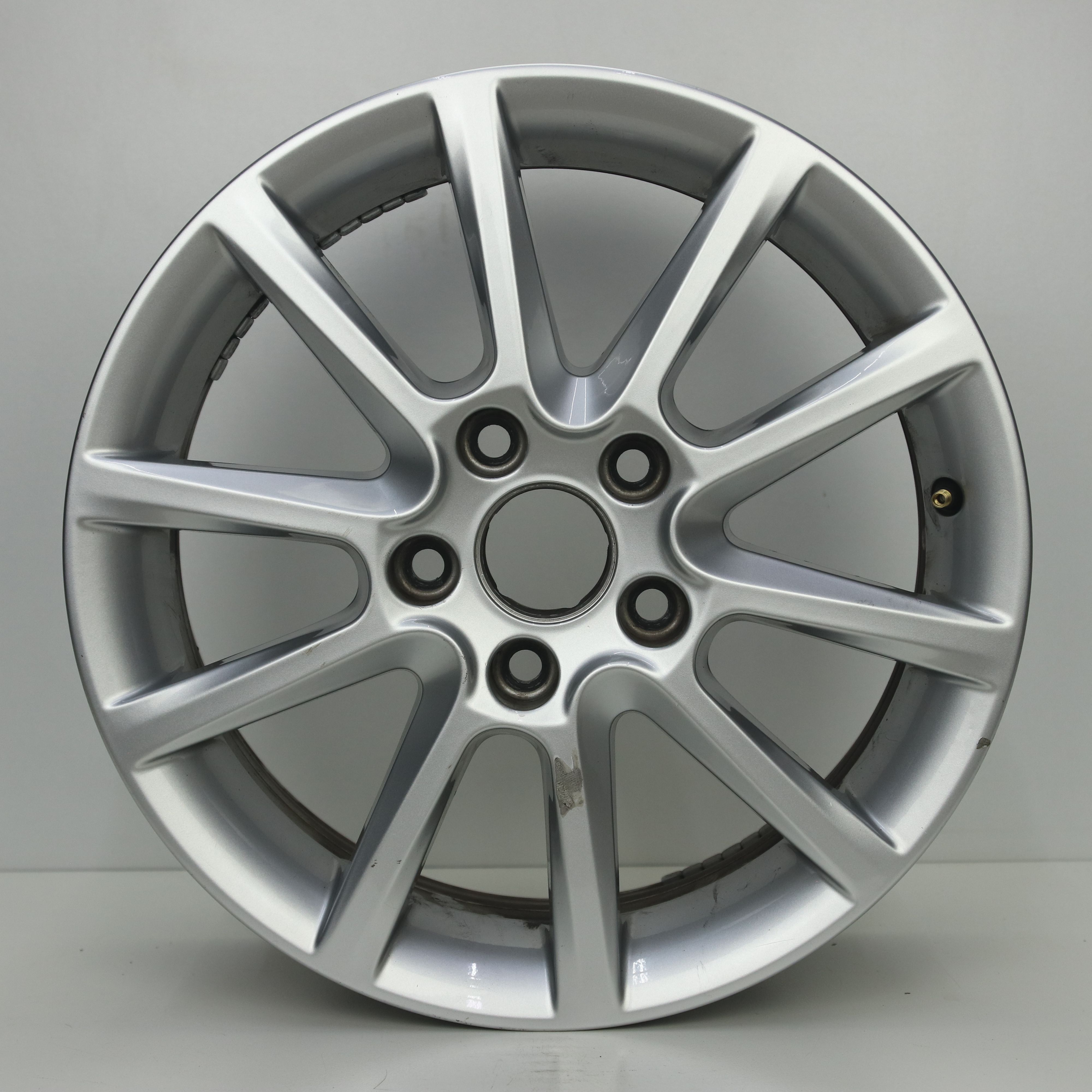 IN1003073 Originele 16 inch lichtmetalen Seat Leon velgen 6.50X16 5X112 ET50.0 NB57.10 Zilver