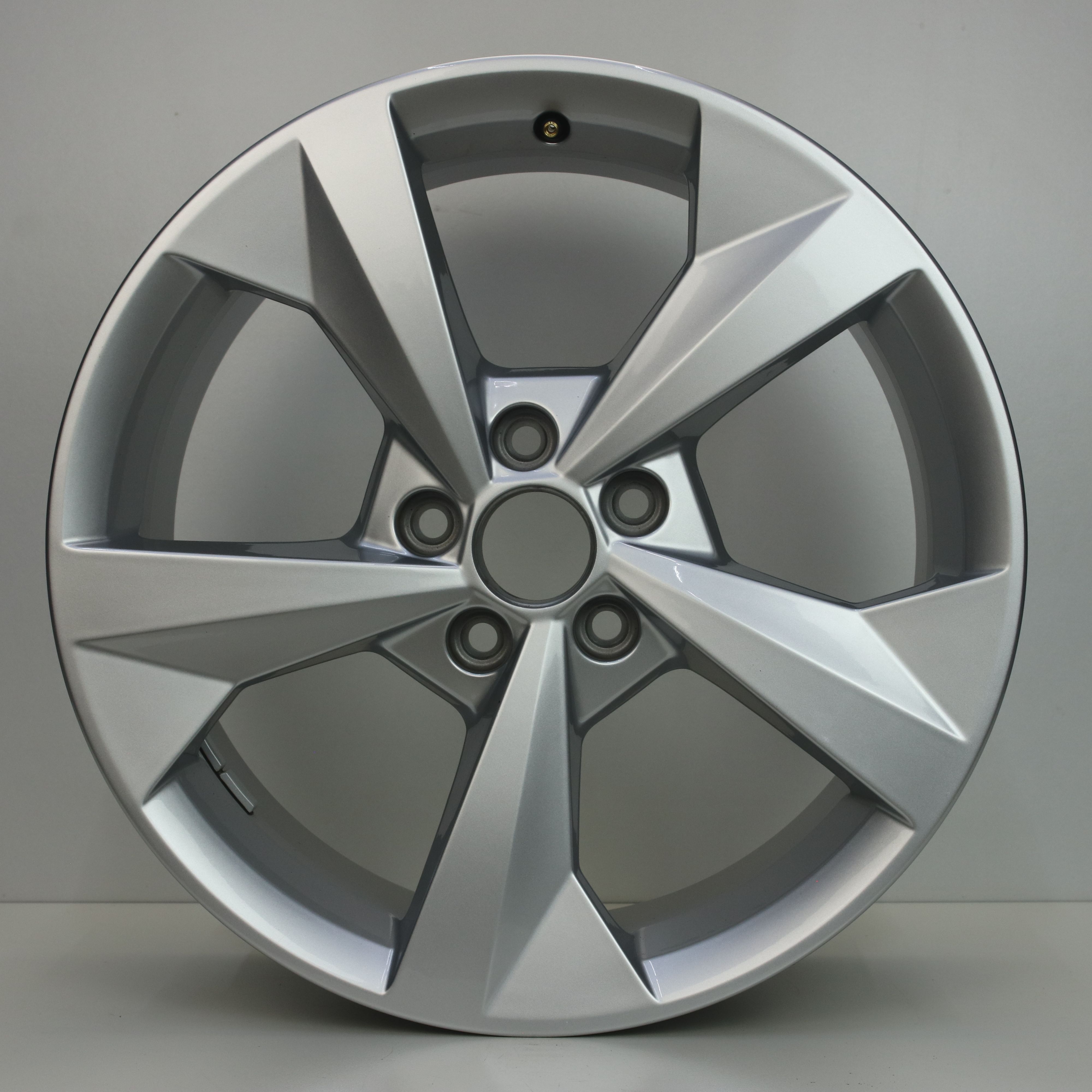 OS1007143 Originele 18 inch lichtmetalen Audi A3 velgen 8.00X18 5X112 ET46.0 NB57.10 Zilver