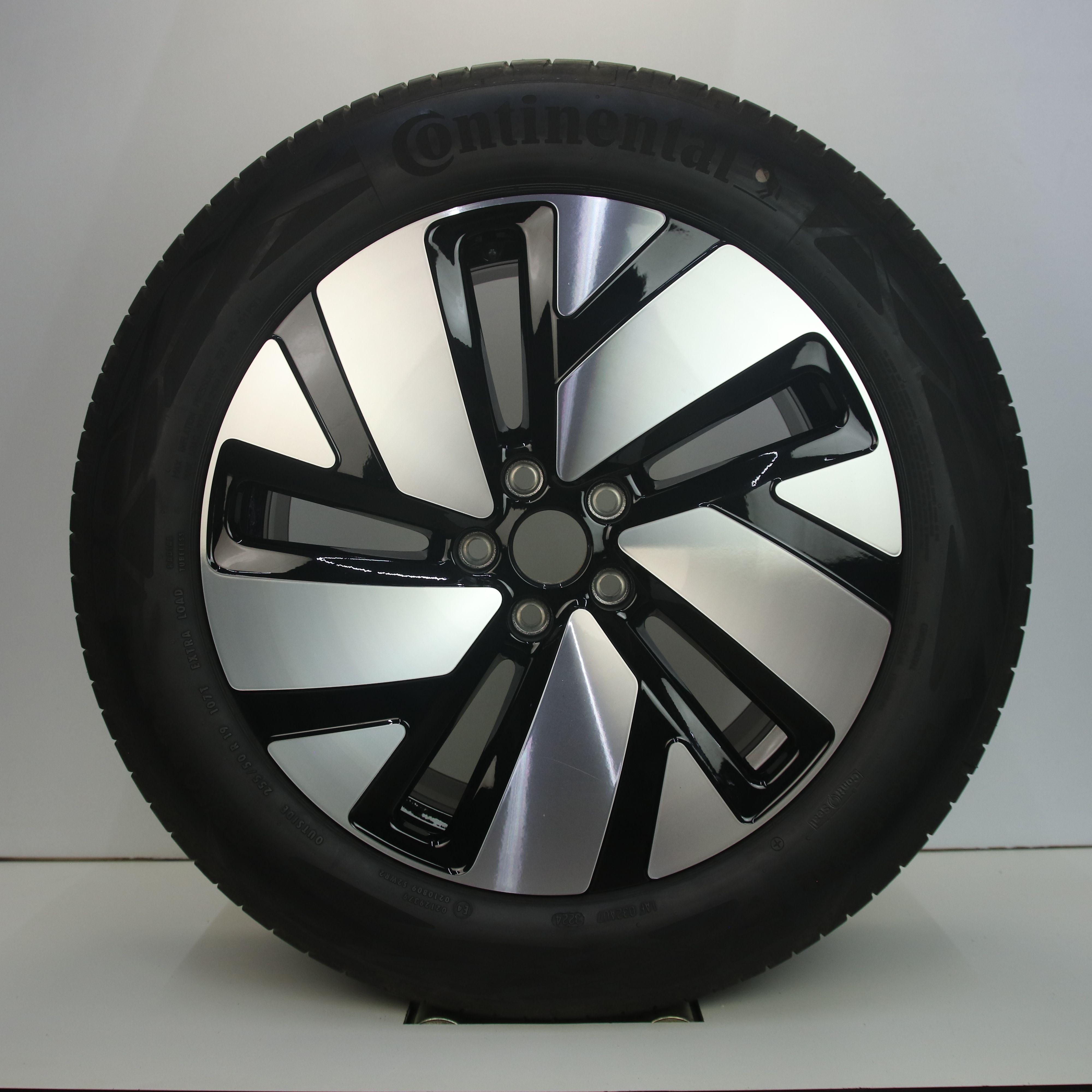 IN1002950 Originele 19 inch lichtmetalen Volkswagen ID.Buzz Tilburg velgen (breedset compleet met banden) 8.00X19 5X112 ET45.0 NB57.10 Zwart gepolijst