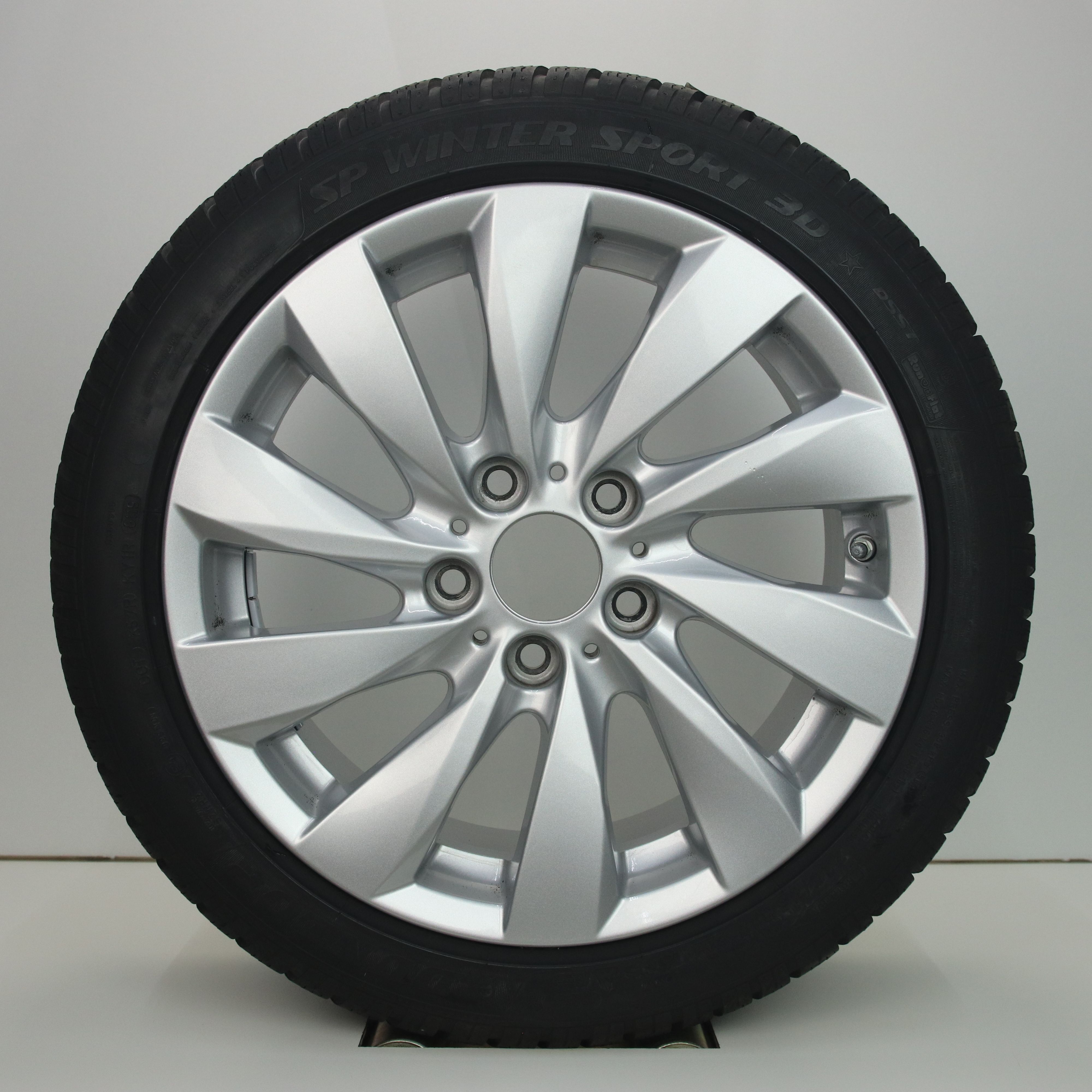 OSC1000745 Originele 17 inch lichtmetalen BMW 1-serie styling 381 velgen (Compleet set met banden) 7.50X17 5X120 ET43.0 NB72.60 Zilver