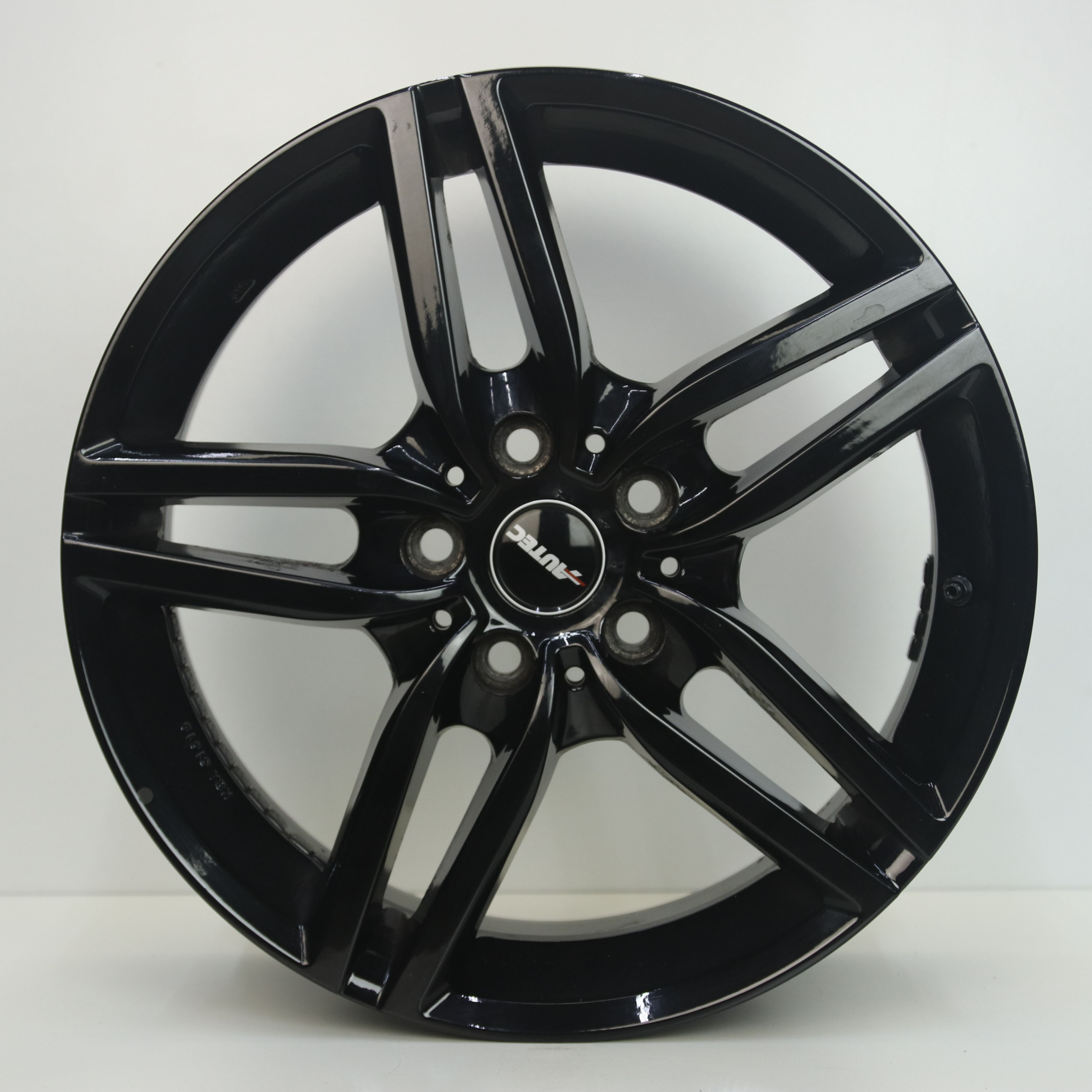 OS1007006 Set 17 inch lichtmetalen Autec velgen 7.50X17 5X112 ET52.0 NB66.60 Zwart
