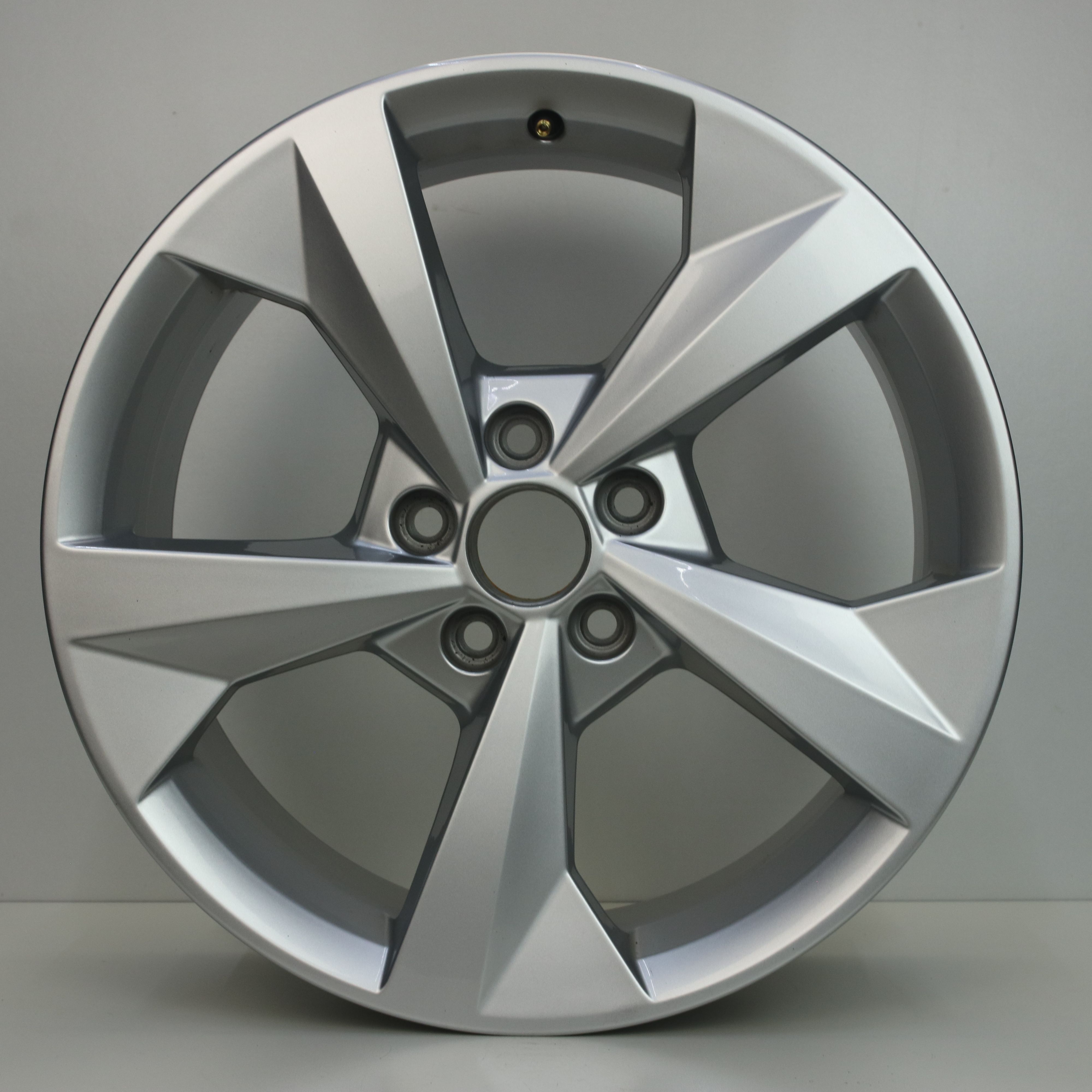 OS1007146 Originele 18 inch lichtmetalen Audi A3 velgen 8.00X18 5X112 ET46.0 NB57.10 Zilver