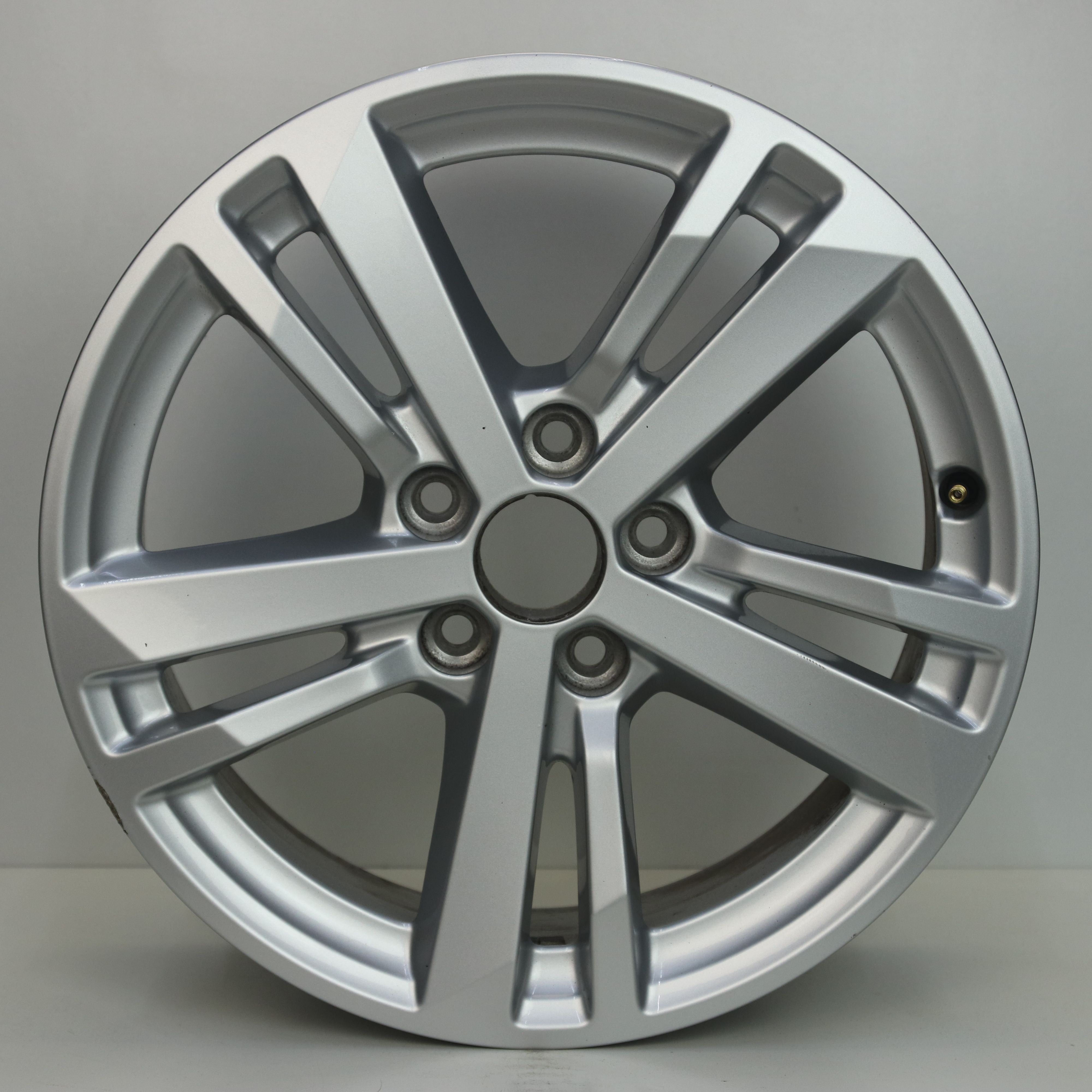OS1007585 Originele 17 inch lichtmetalen Audi Q3 velgen 7.00X17 5X112 ET40.0 NB57.10 Zilver
