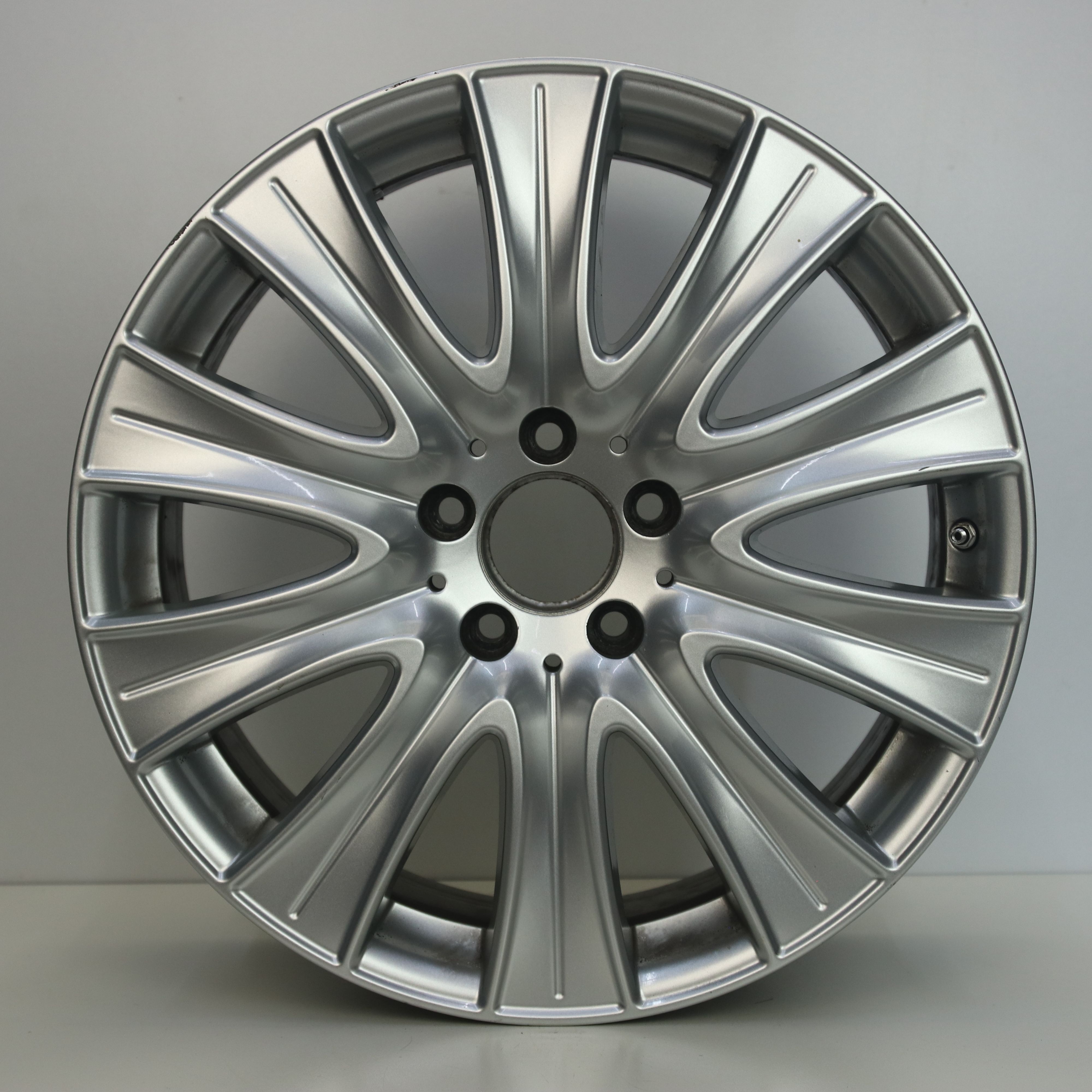 IN1002940 Originele 18 lichtmetalen Mercedes-Benz S-klasse velgen 8.00X18 5X112 ET41.0 NB66.60 Zilver