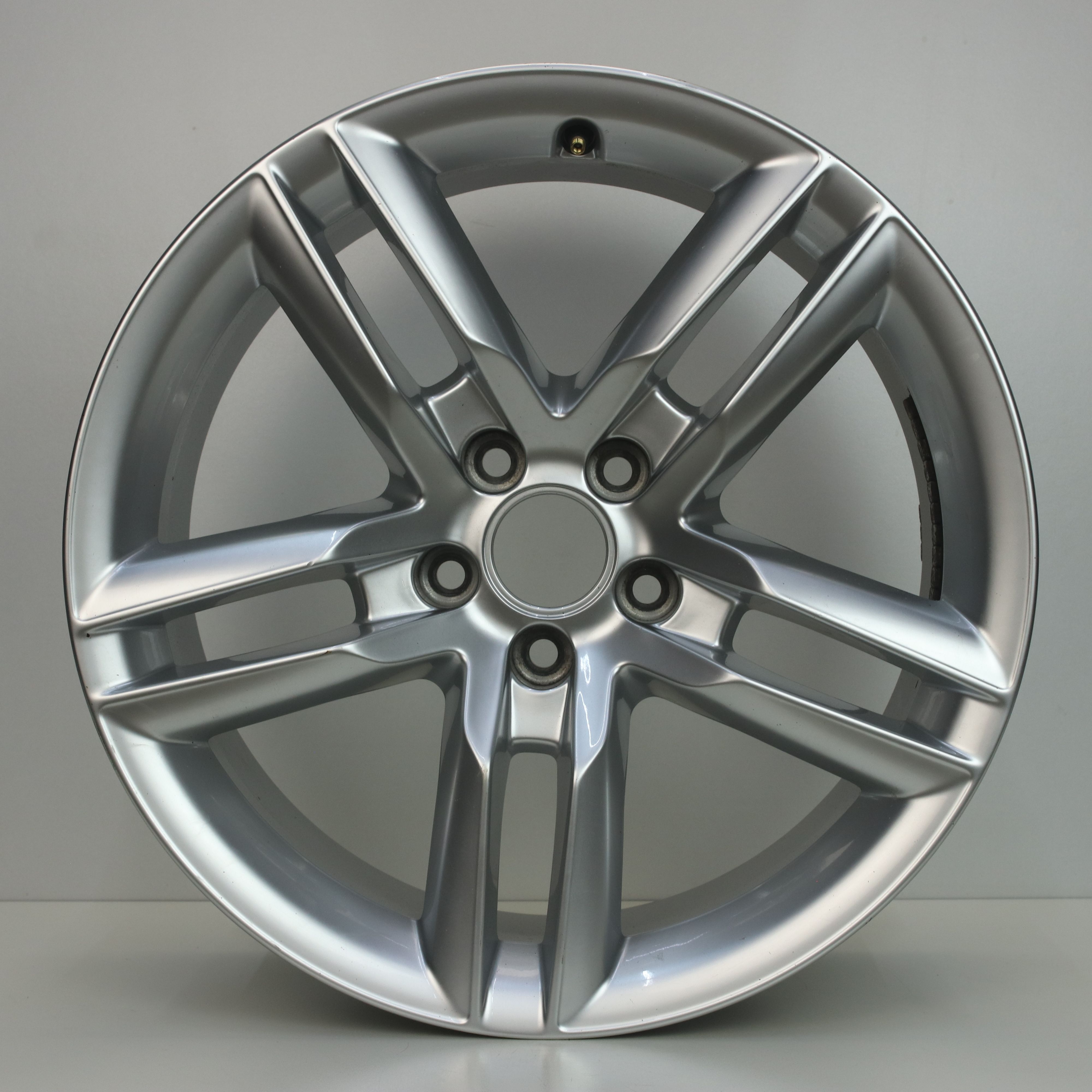 OS1007149 Originele 18 inch lichtmetalen Audi A5 velgen 8.50X18 5X112 ET29.0 NB66.60 Zilver