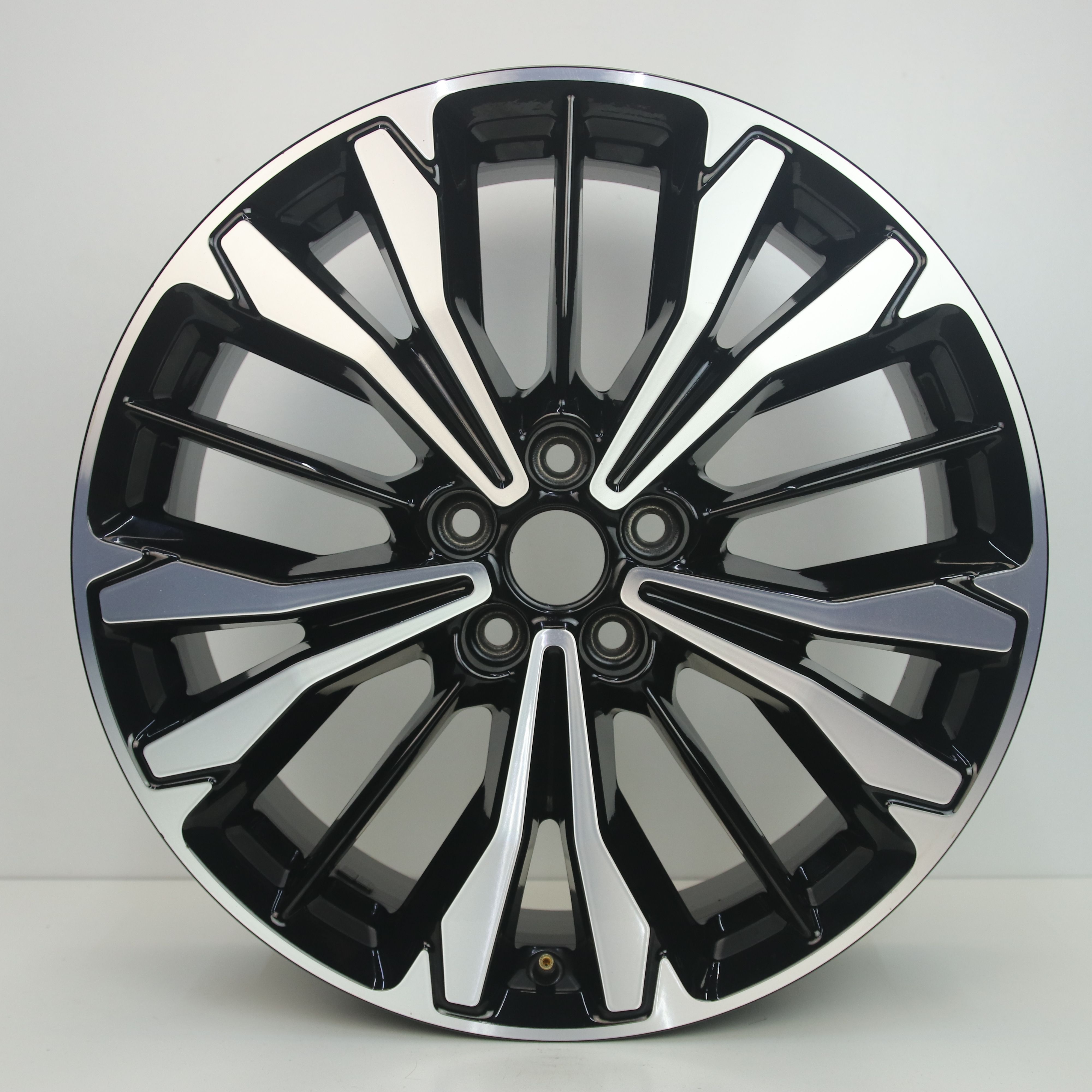 IN1002941 Originele 19 inch lichtmetalen Ford Kuga velgen 7.50X19 5X108 ET50.0 NB63.40 Zwart gepolijst