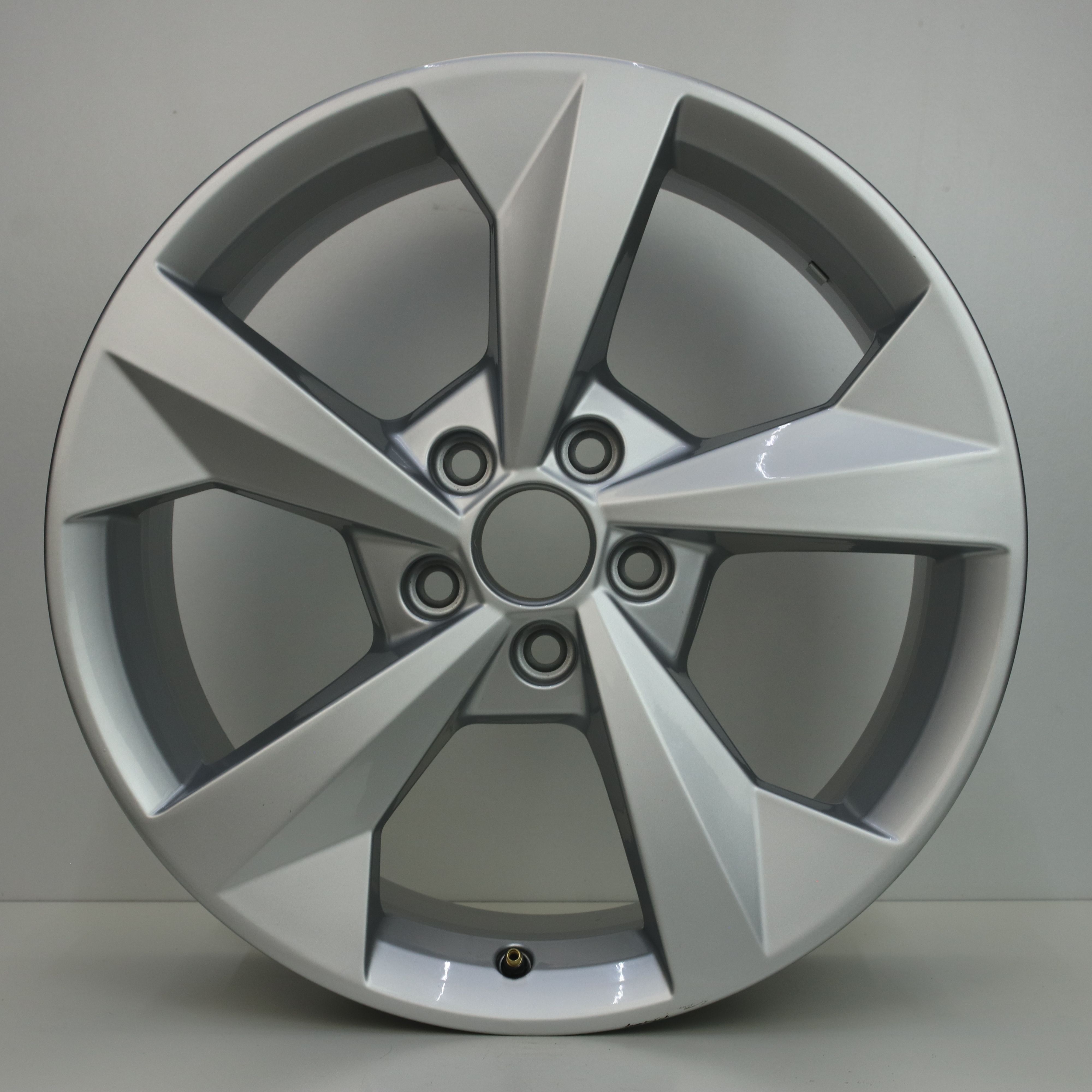 OS1007142 Originele 18 inch lichtmetalen Audi A3 velgen 8.00X18 5X112 ET46.0 NB57.10 Zilver