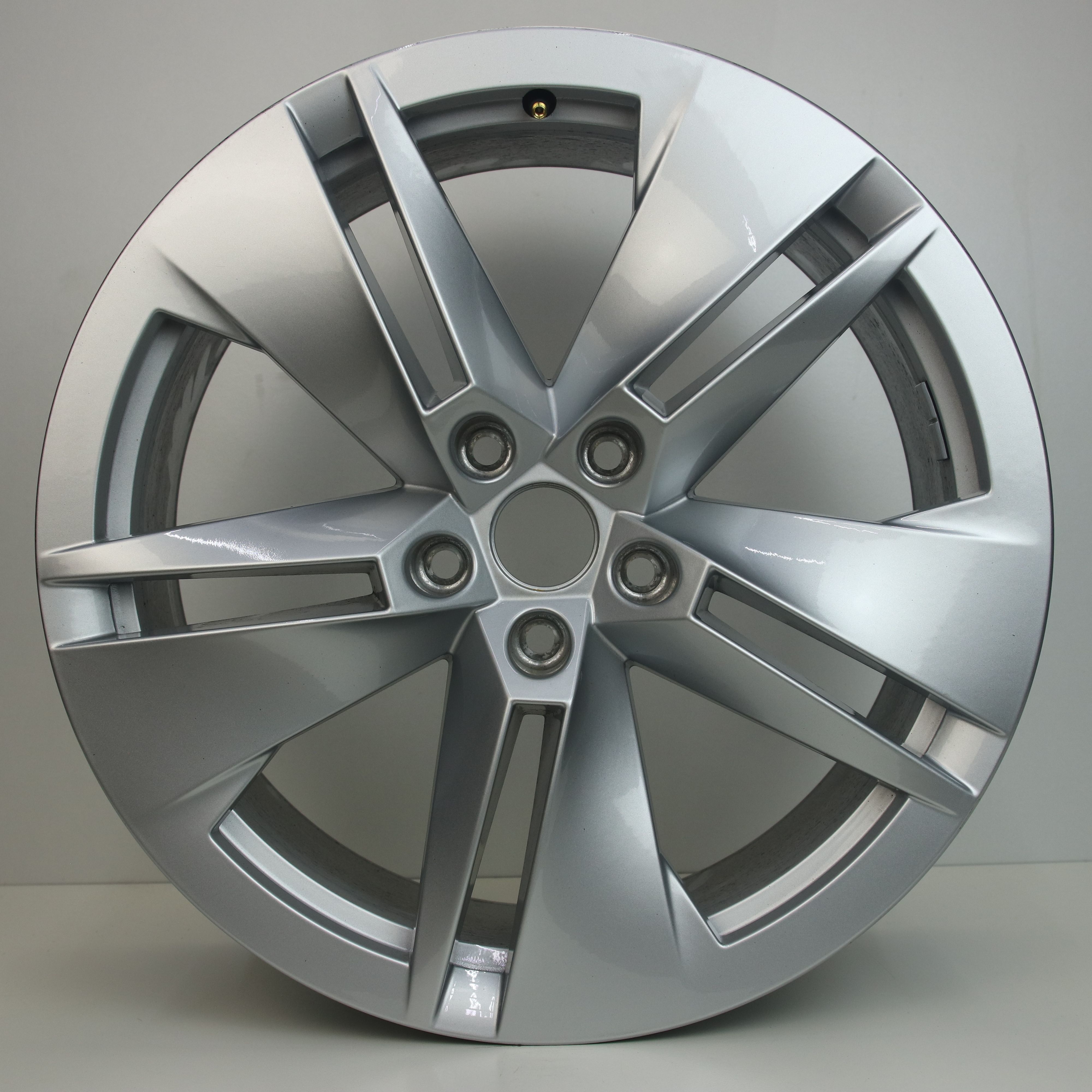 OS1005435 Originele 19 inch lichtmetalen Skoda Enyaq velgen 8.00X19 5X112 ET45.0 NB57.10 Zilver