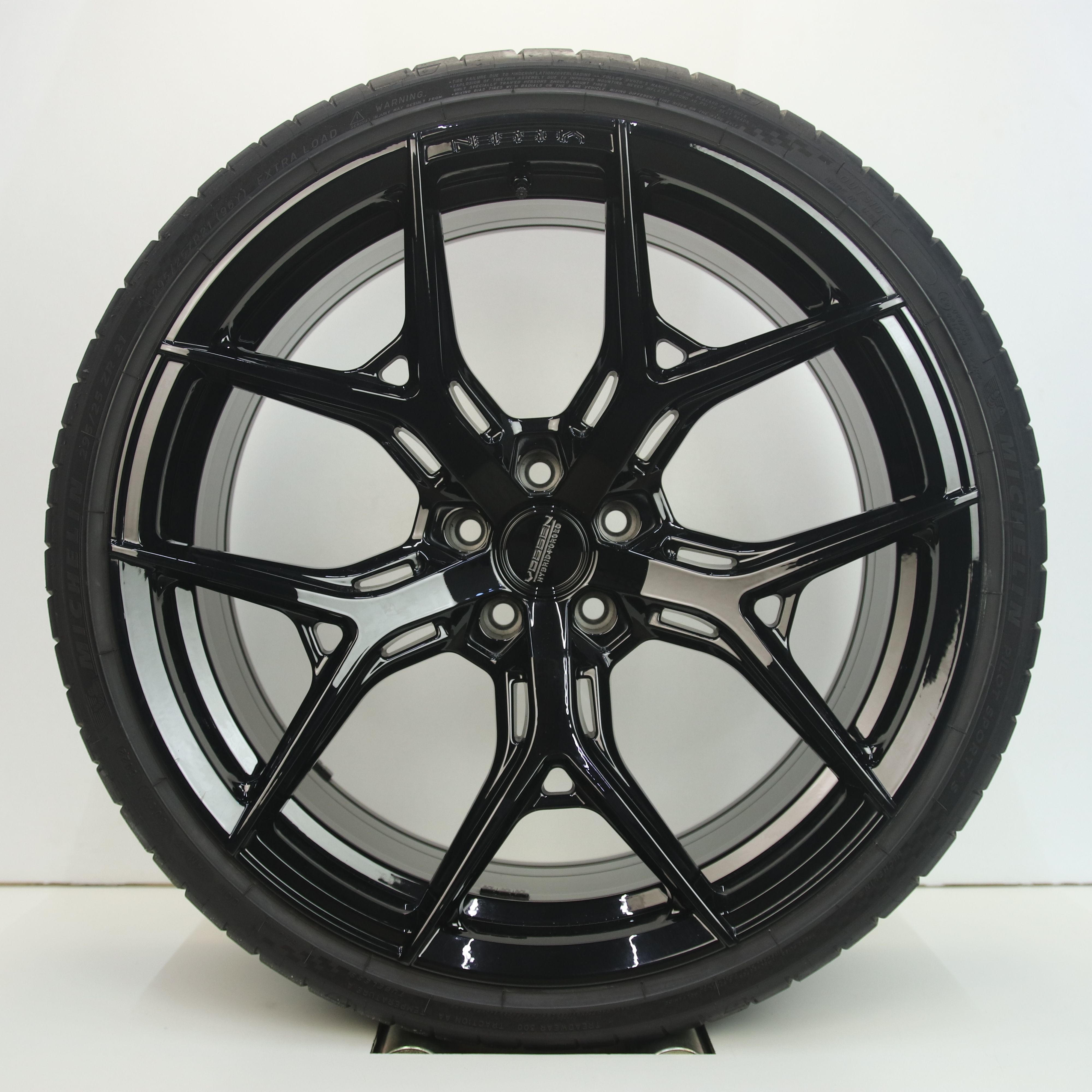 OS1006841 Set 20/21 inch lichtmetalen Vossen HF-5 velgen (Breedset compleet met banden) 10.00X20 5X112 ET14.0 NB66.50 Zwart