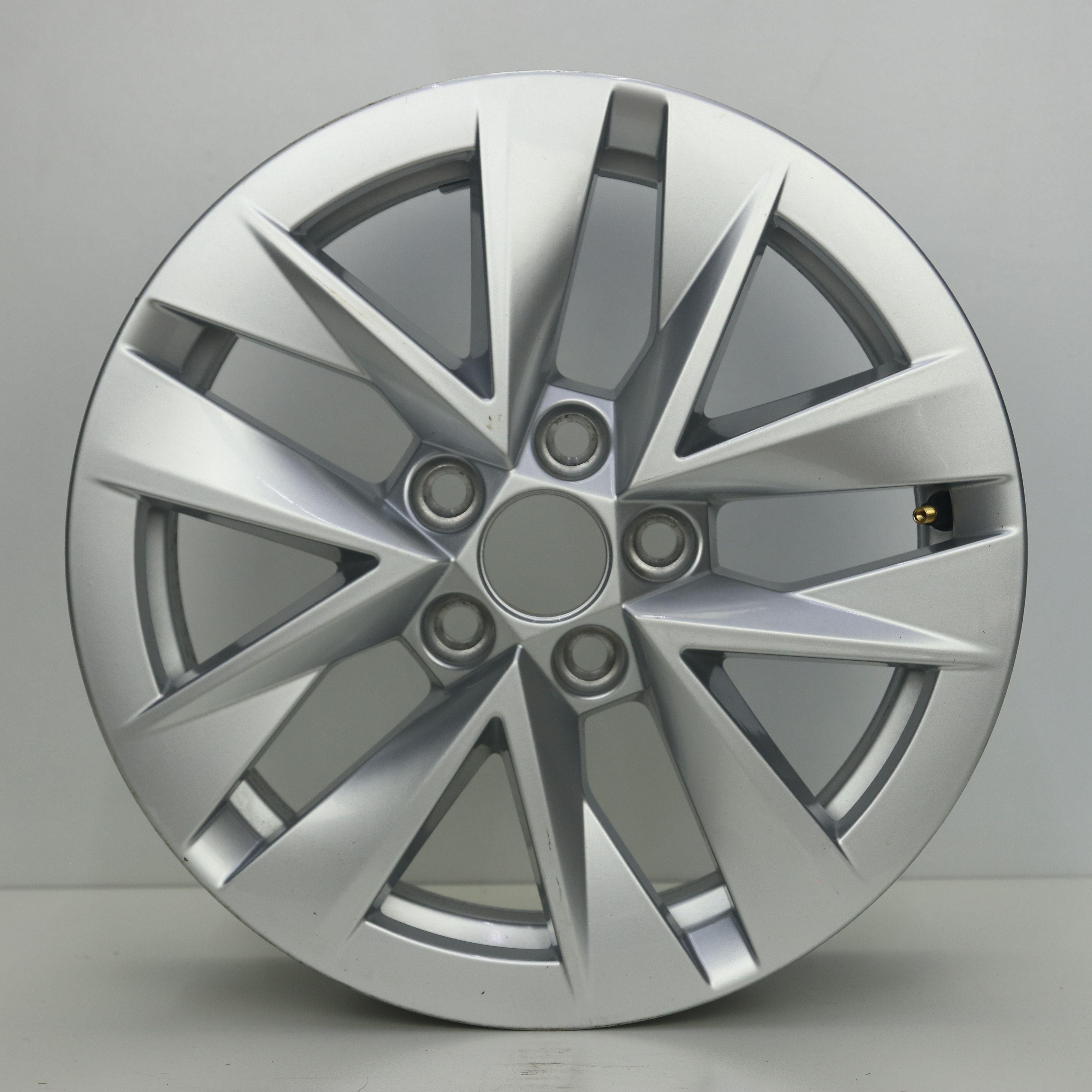 OS1007948 Originele 15 inch lichtmetalen Skoda velgen 5.50X15 5X100 ET40.0 NB57.10 Zilver