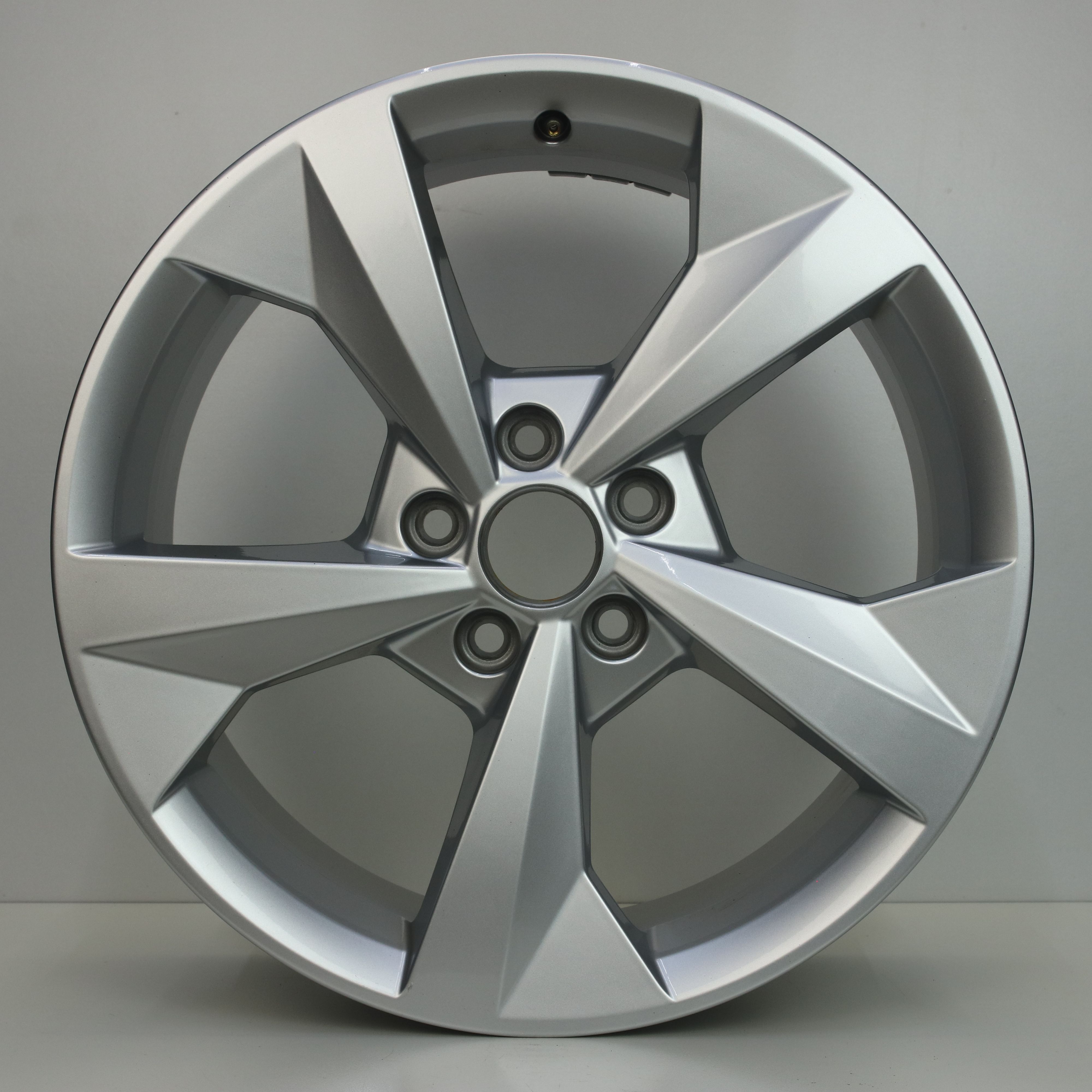 OS1007147 Originele 18 inch lichtmetalen Audi A3 velgen 8.00X18 5X112 ET46.0 NB57.10 Zilver