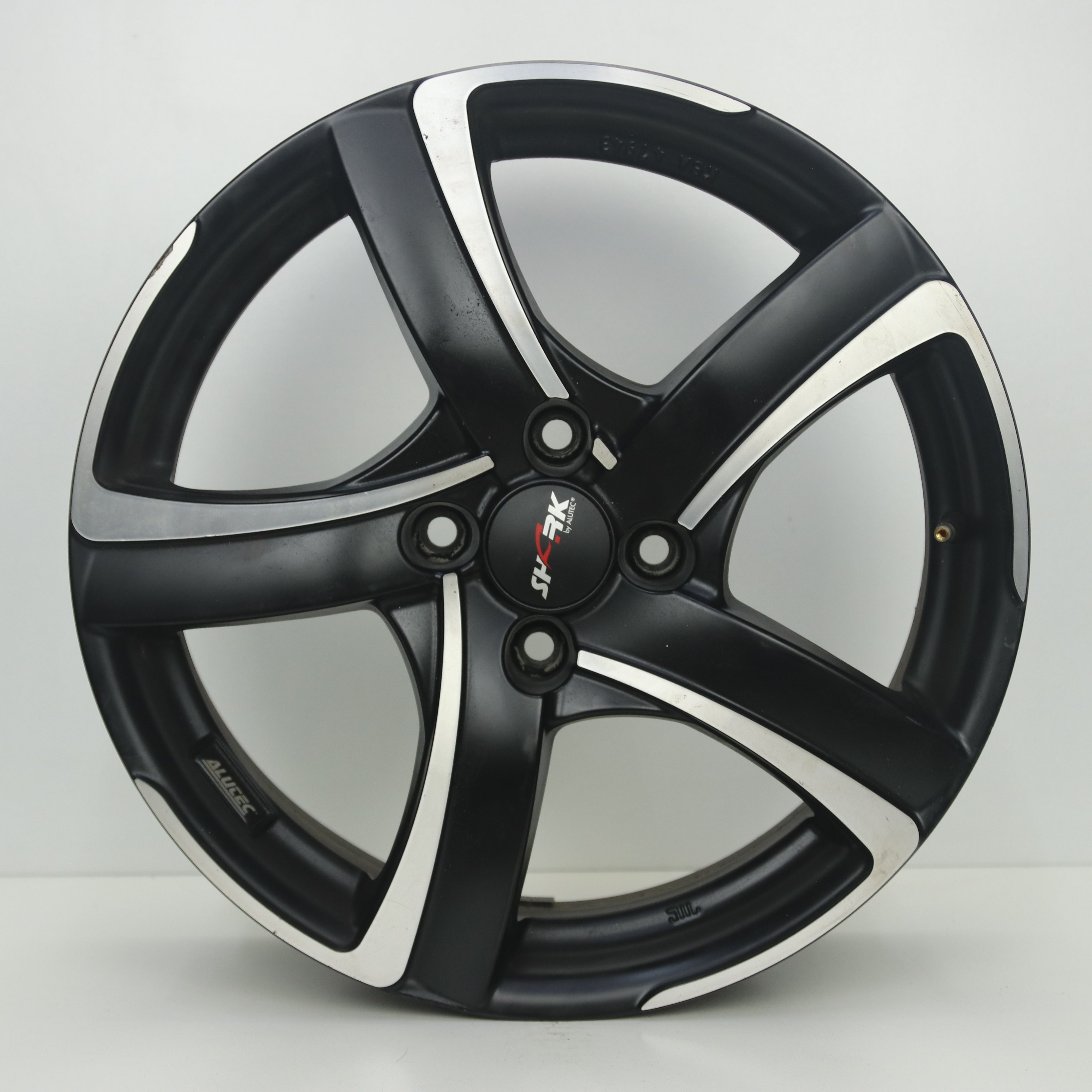 OS1007859 Set 17 inch lichtmetalen Alutec velgen 7.00X17 4X108 ET45.0 NB63.40 Mat zwart gepolijst