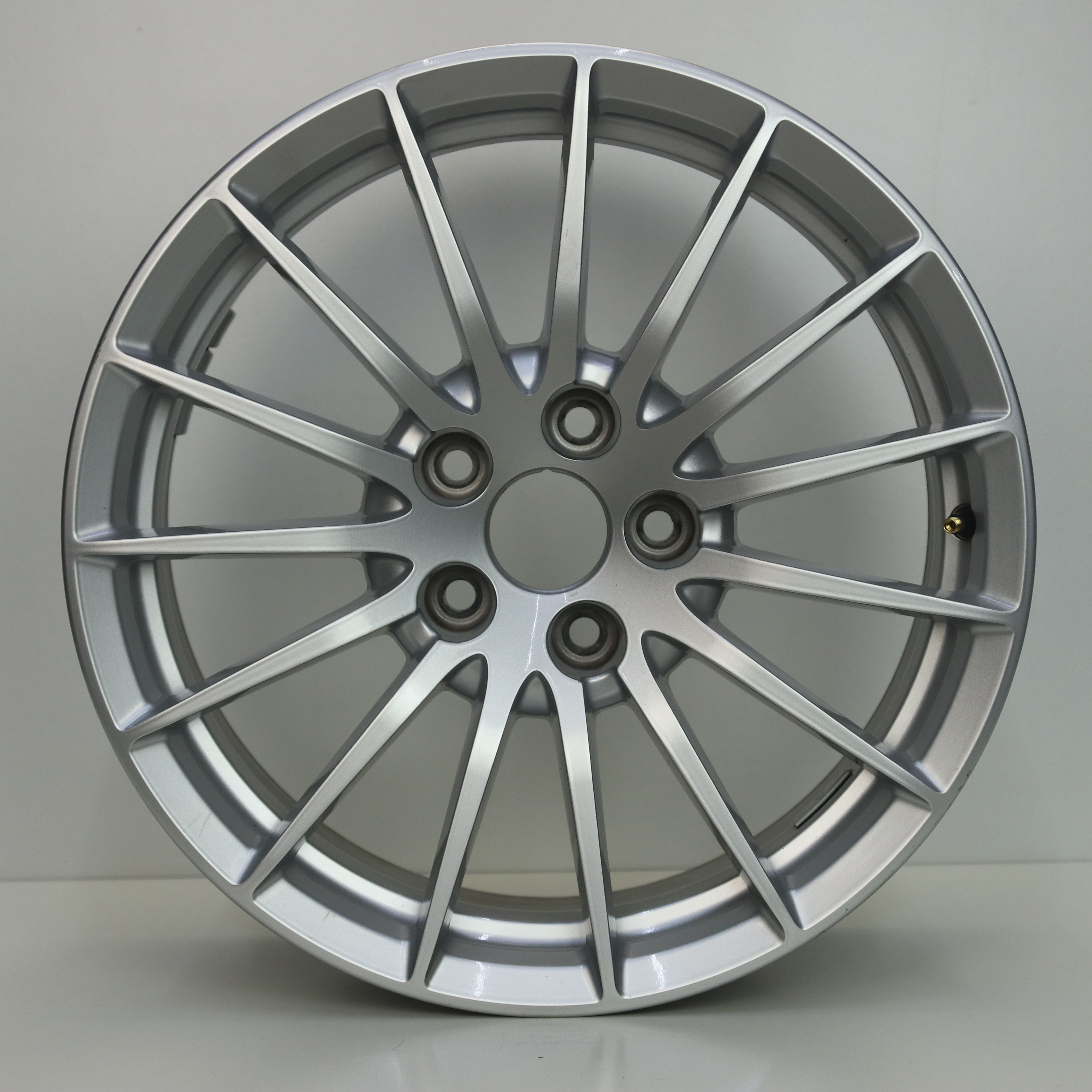 IN1002982 Originele 17 inch lichtmetalen Audi A4 velgen 7.50X17 5X112 ET29.0 NB66.60 Zilver